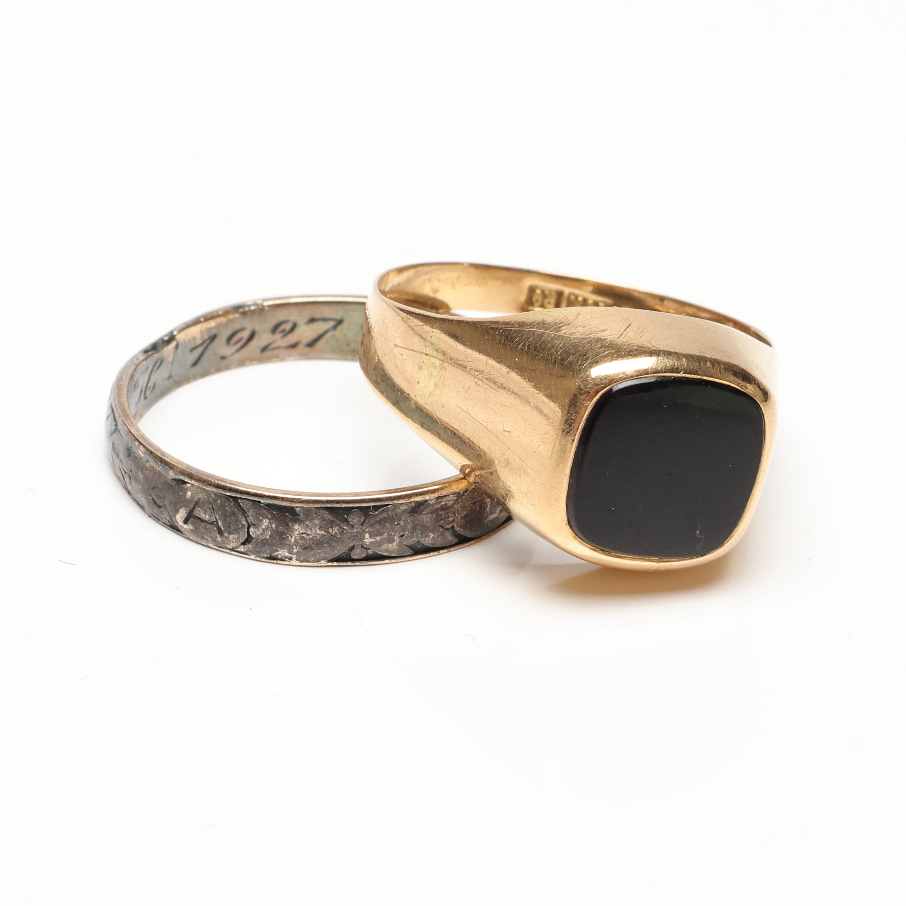 2 RINGAR, 18K, Guld, vikt cirka 7,1 gram.