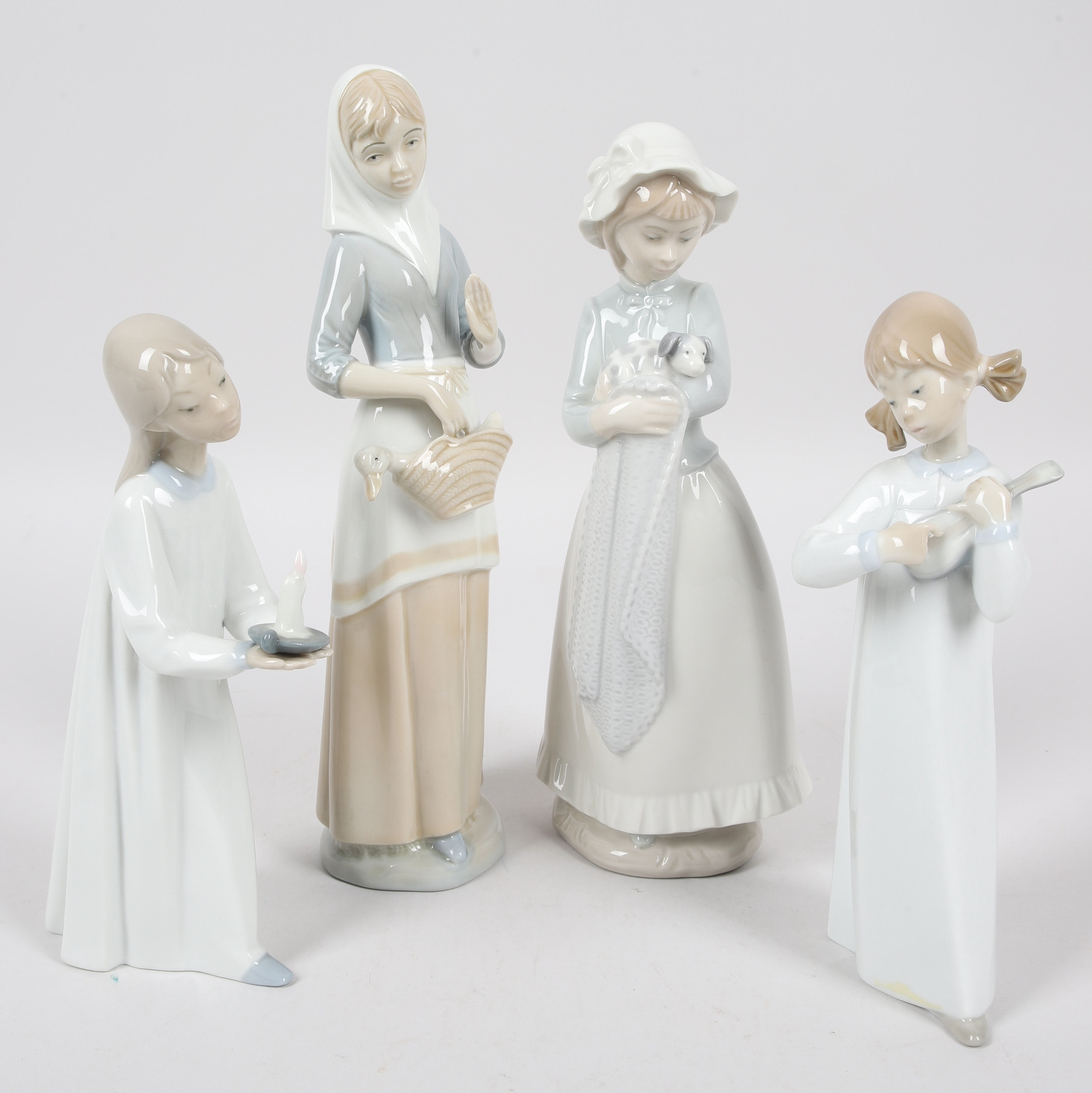 FIGURINER, 4 st, porslin, bl.a. NAO och Miquel Requena, Spanien.