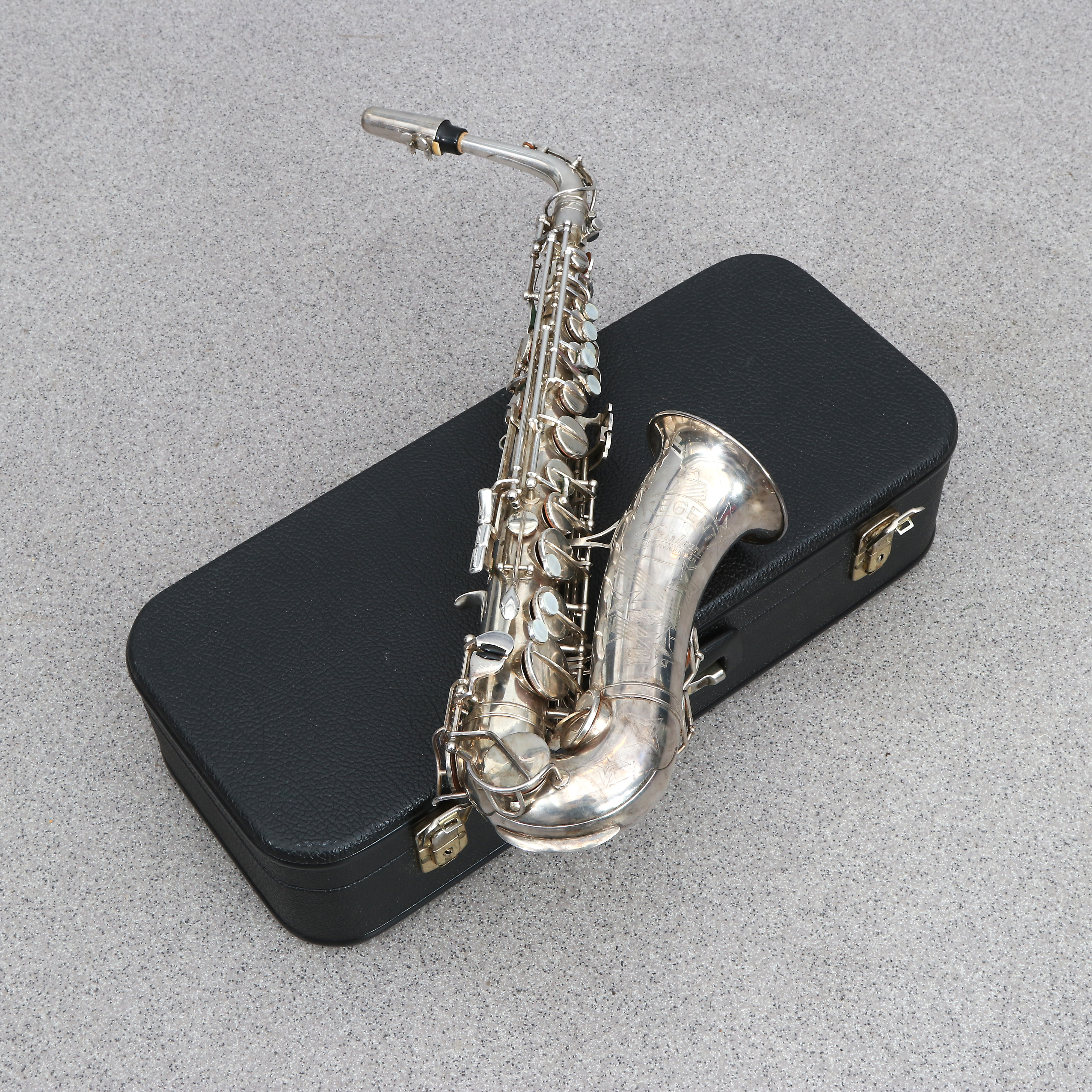 KOHLERT & CO, SAXOFON. Försilvrad mässing. "Regent". Tyskland, serienr 19619.