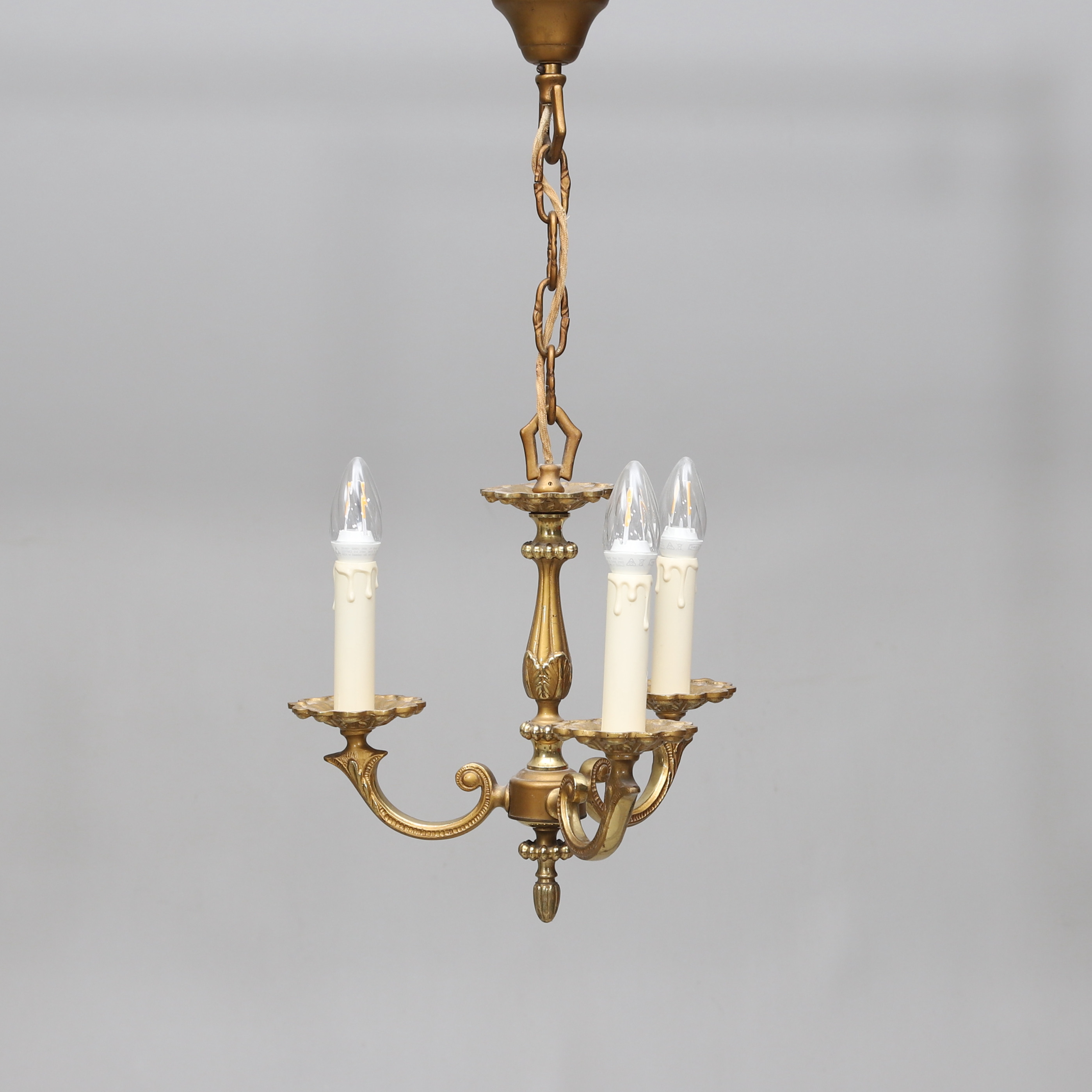 TAKLAMPA, mässing, tre ljuspunkter, 1900-talets första hälft.