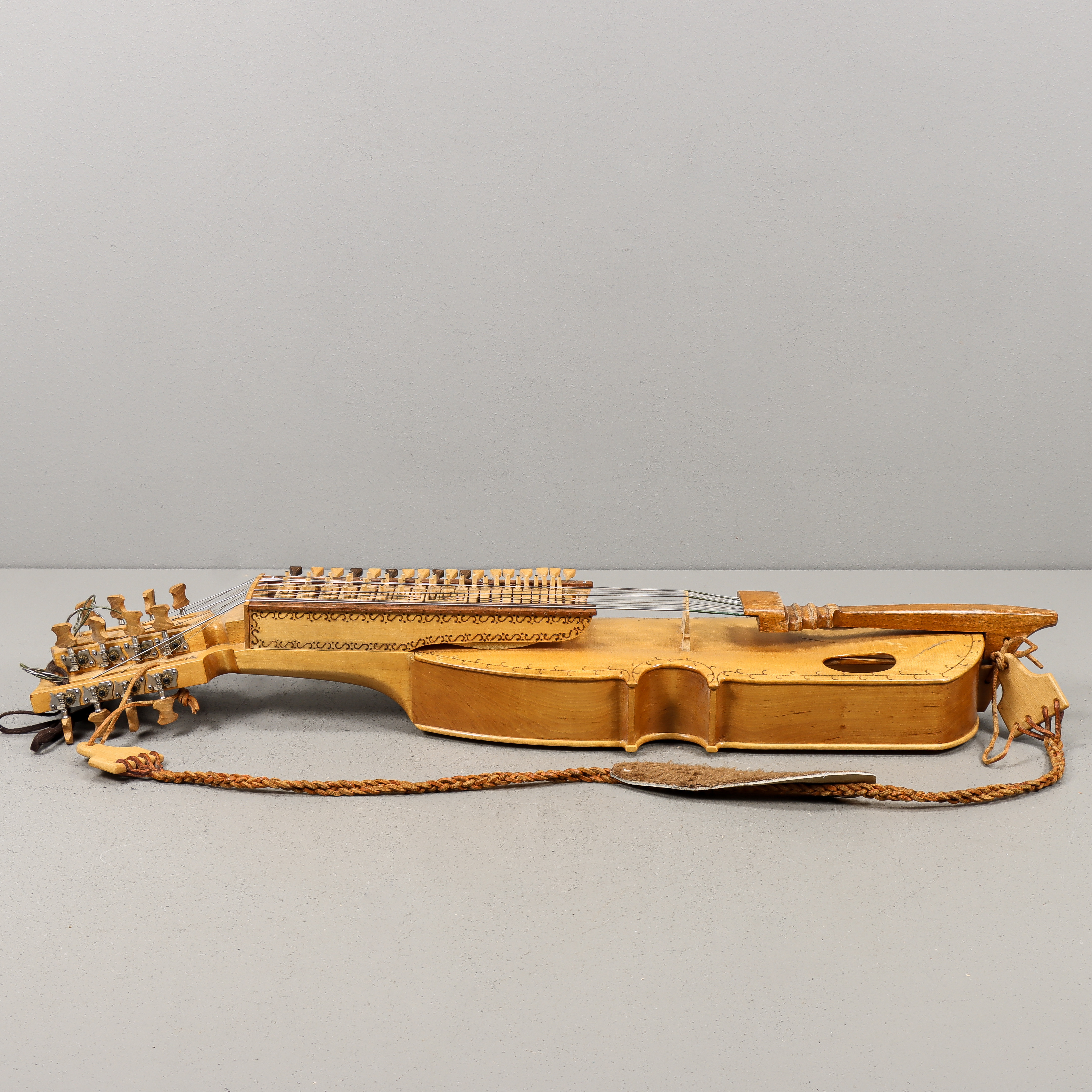 NYCKEHARPA med stråke.