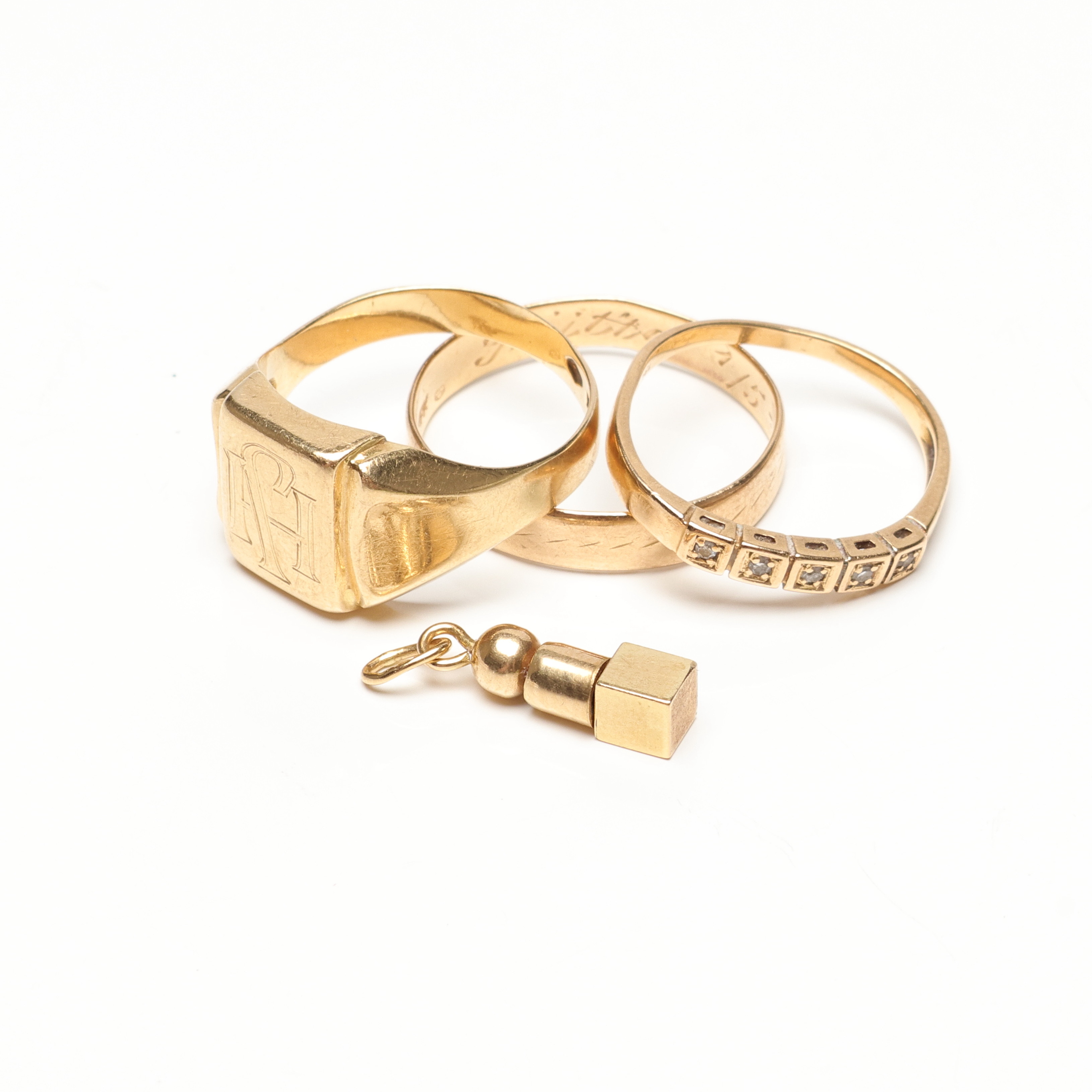 3 RINGAR samt HÄNGE, 18K, Guld, vikt cirka 8,4 gram.