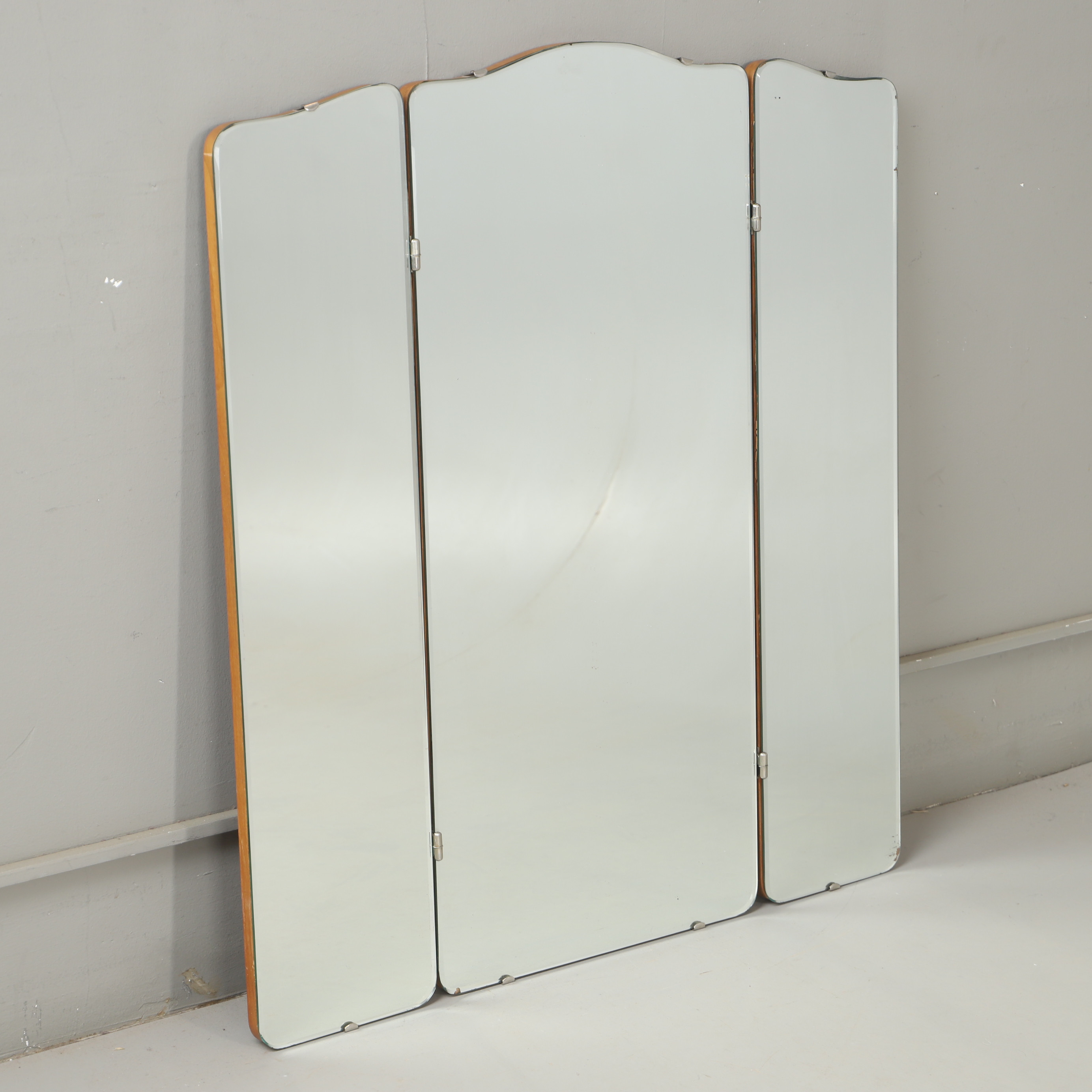 SPEGEL, 3-delad, fasettslipat glas, 1900-talets mitt.