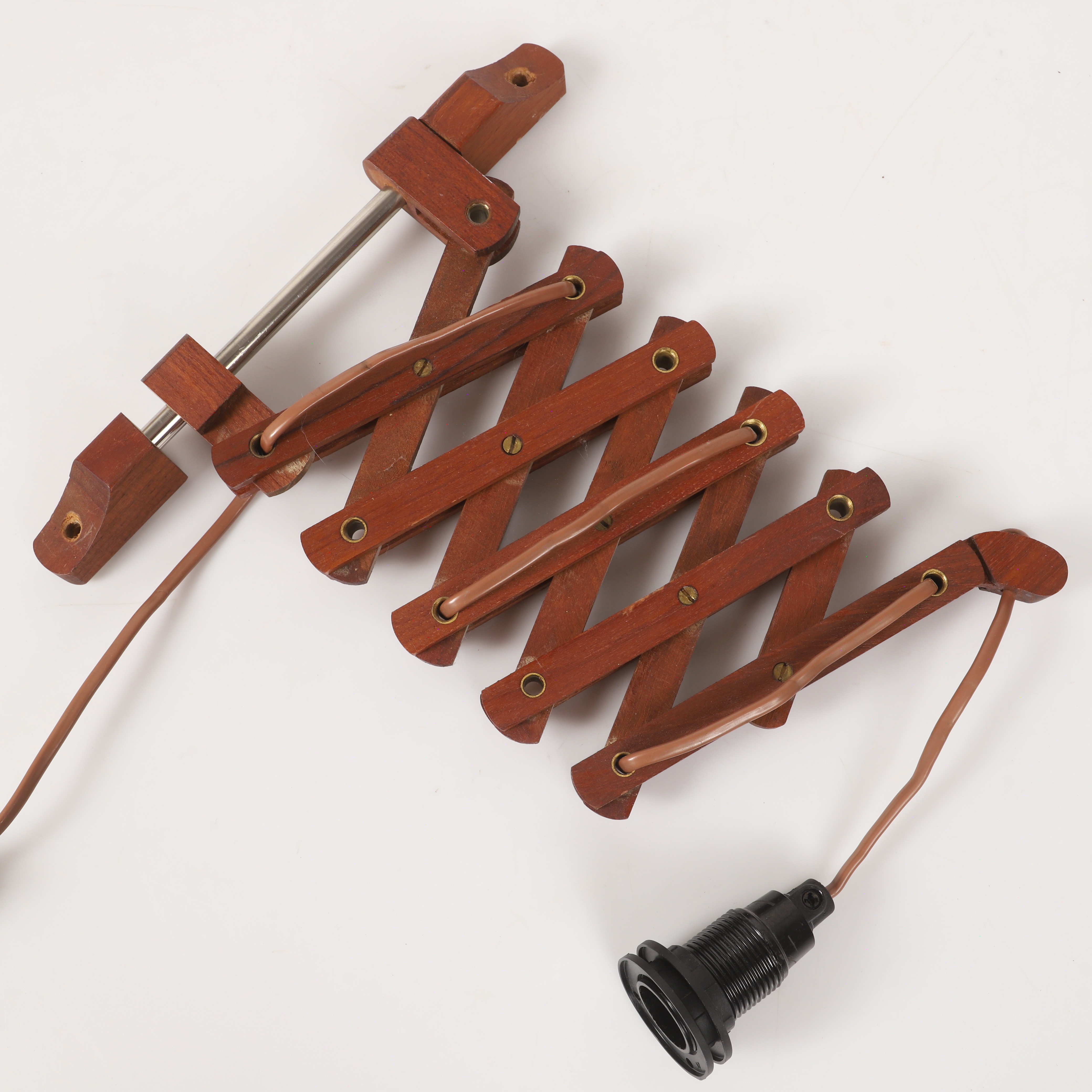 VÄGGLAMPA, s. k. saxlampa, teak, 1950/60-tal.