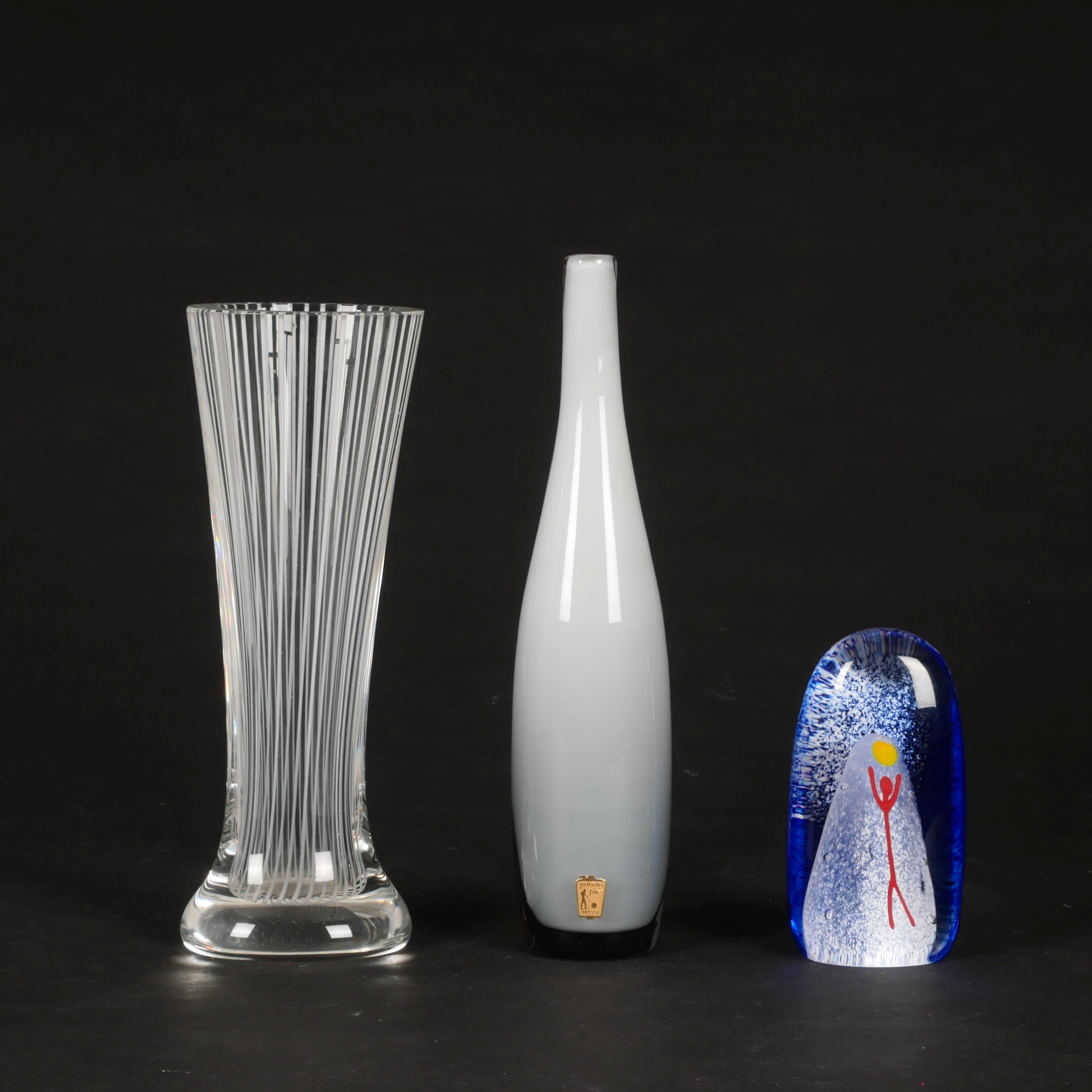 VASER OCH GLASSKULPTUR, 3 st, glas, bla Johansfors.