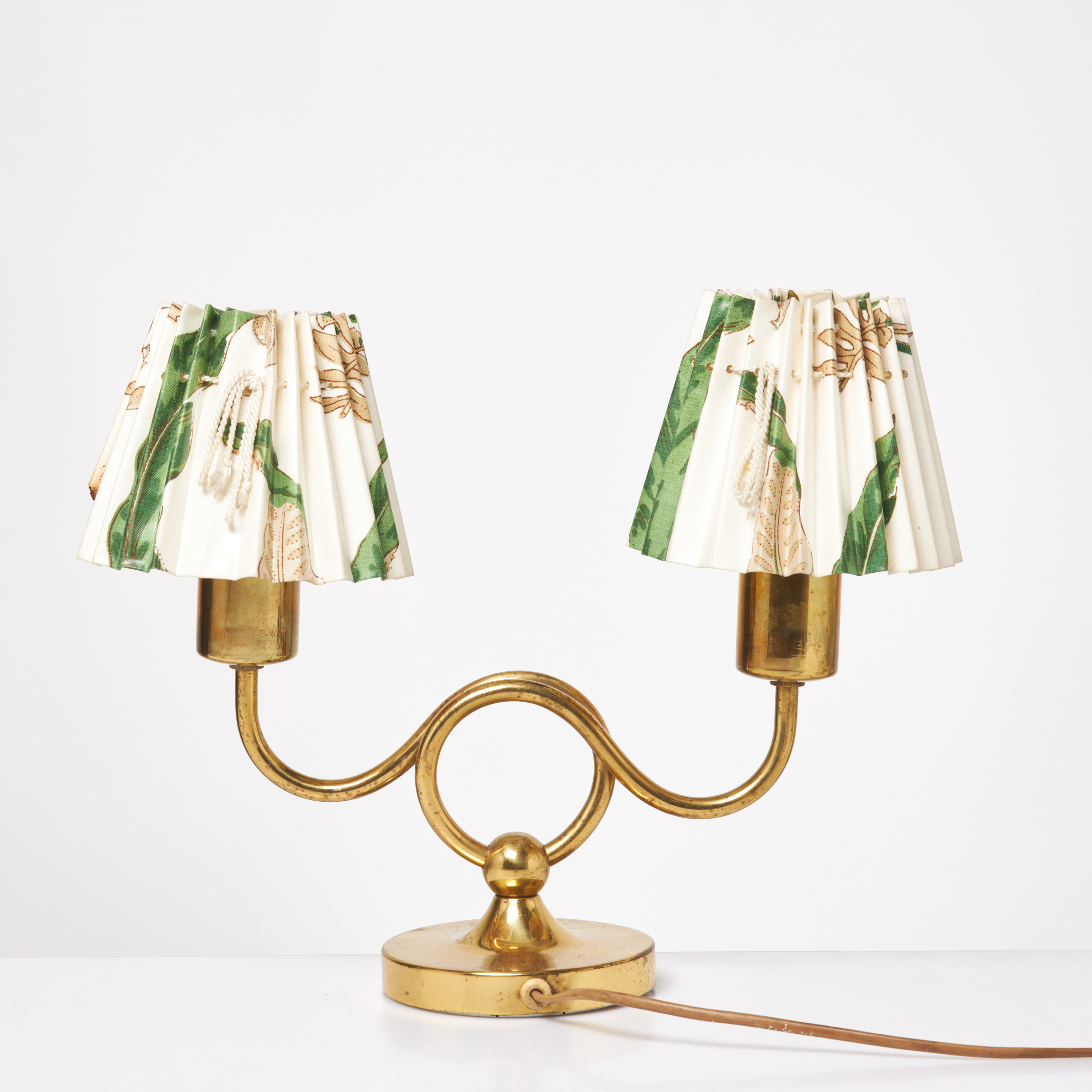JOSEF FRANK. Bordslampa, modell 2483, Firma Svenskt Tenn, veckade skärmar klädda i textilen "Stensöta".