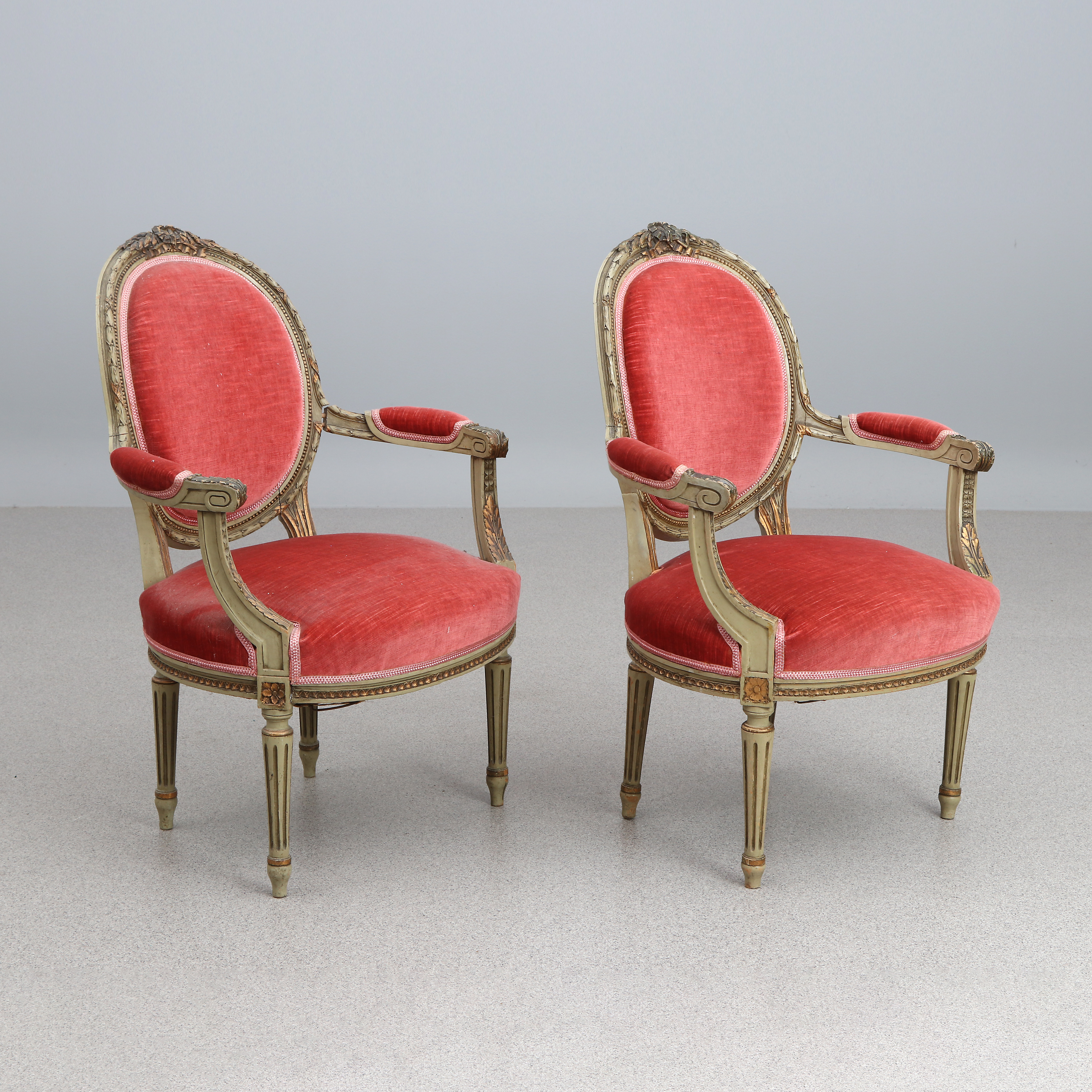 KARMSTOLAR, ETT PAR. Skuret och bemålat trä. Gustaviansk stil, 1900-talets första hälft.