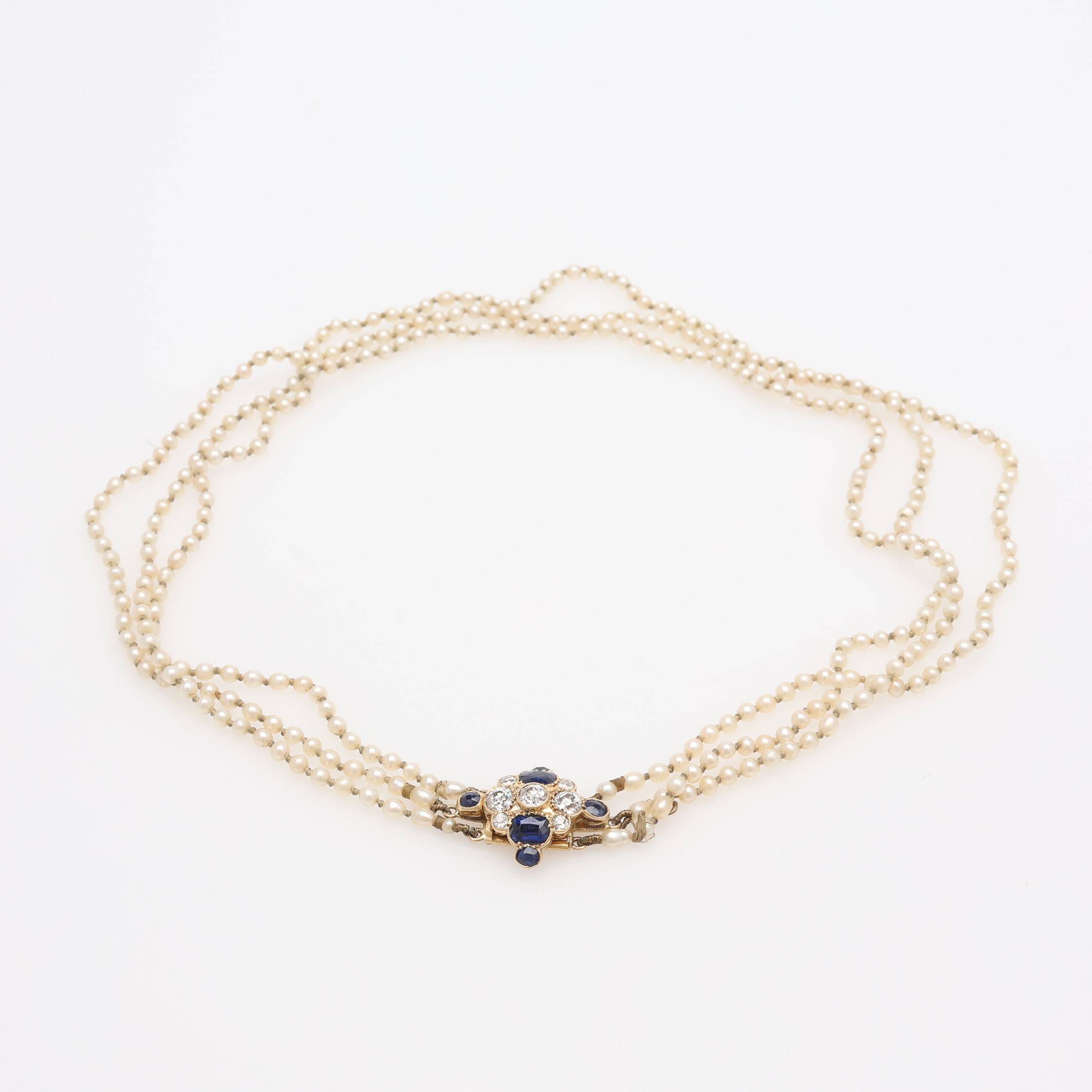 PÄRLCOLLIER, LÅS AV 18K GULD MED GAMMALSLIPADE DIAMANTER OM CIRKA 1,25 CT & SAFIRER, 1900-TALETS FÖRSTA HÄLFT.