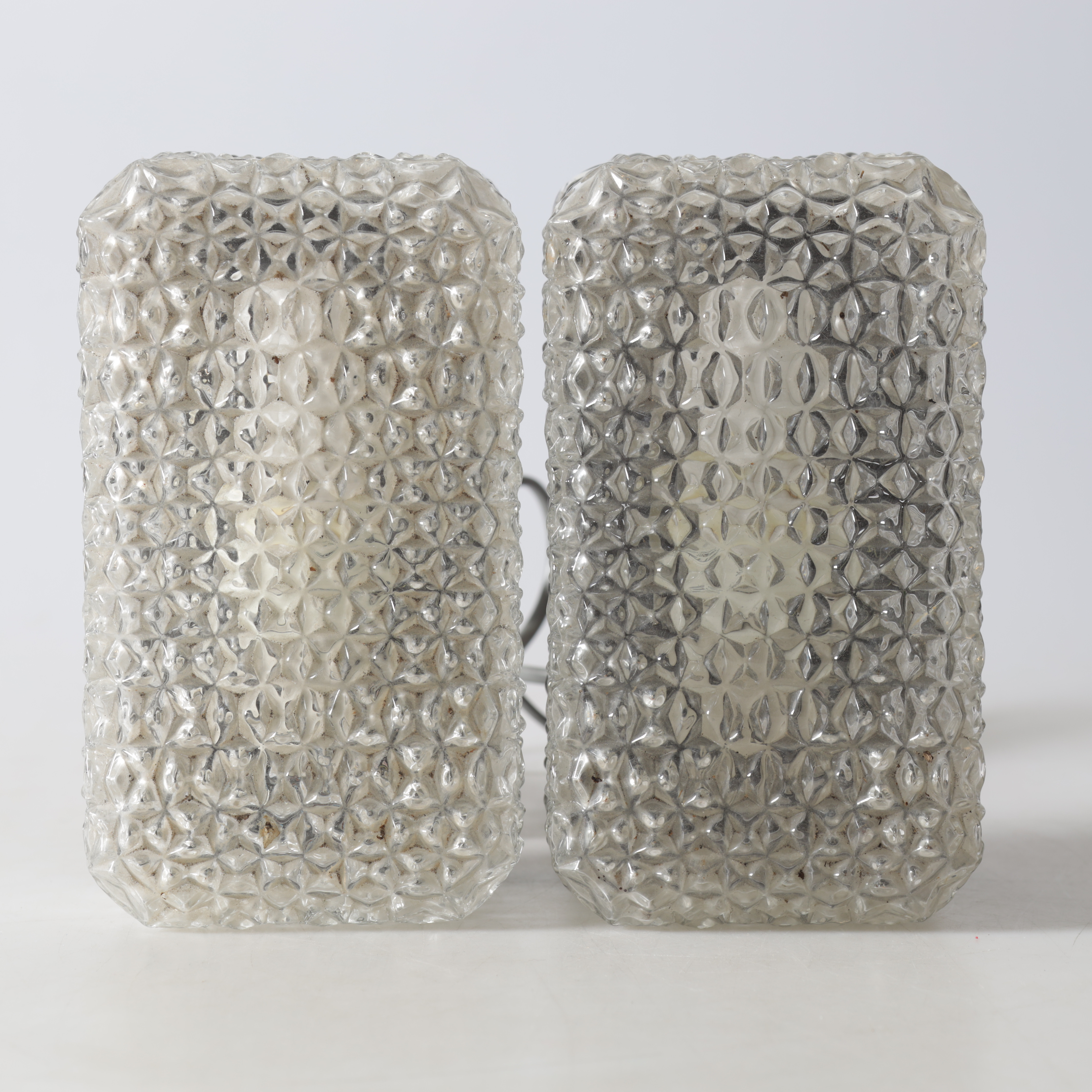 VÄGGLAMPOR, ett par, glas och plast, 1900-tal.