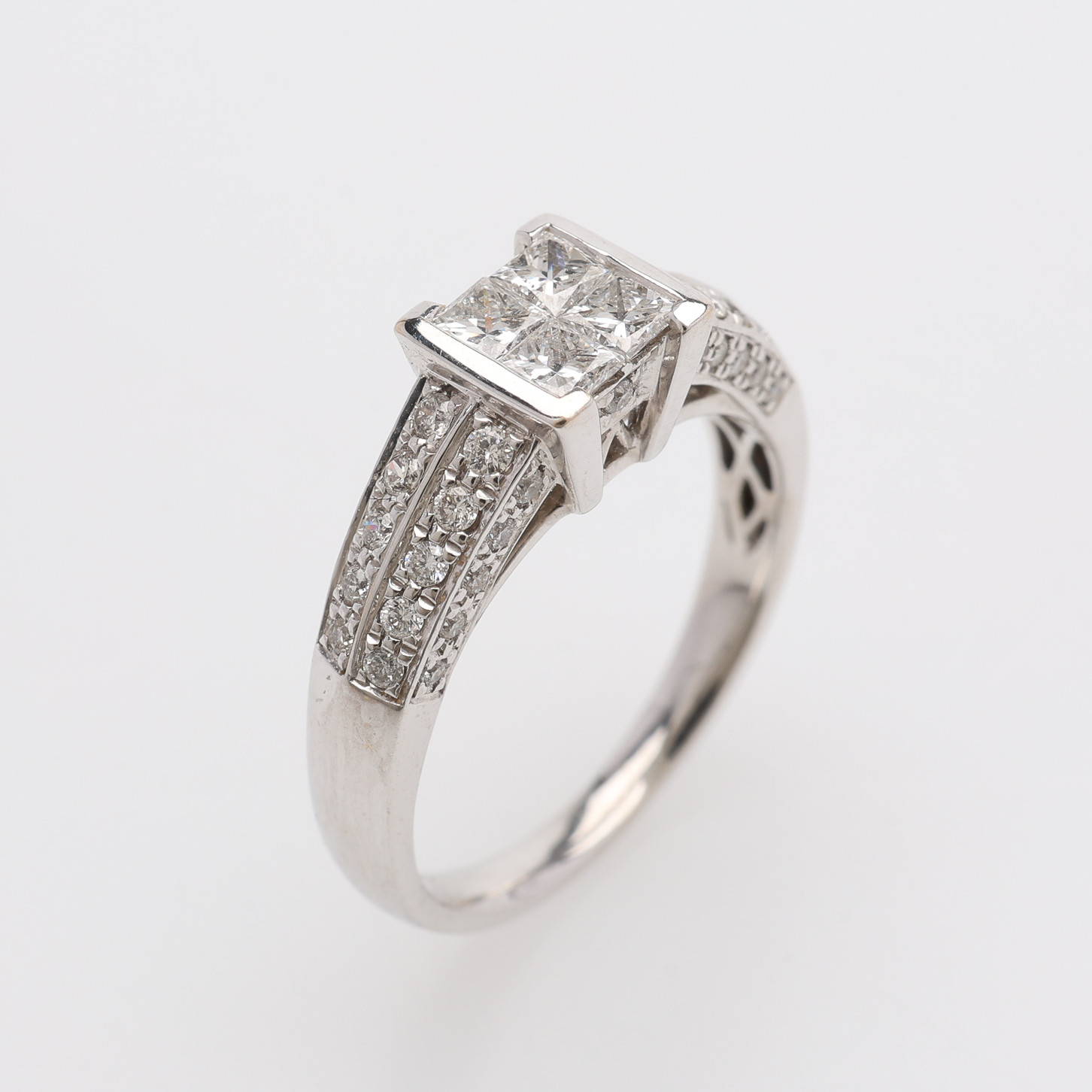 RING, 18K VITGULD & DIAMANTER OM TOTALT CIRKA 1 CT, VIKT CA 3,5 GRAM.
