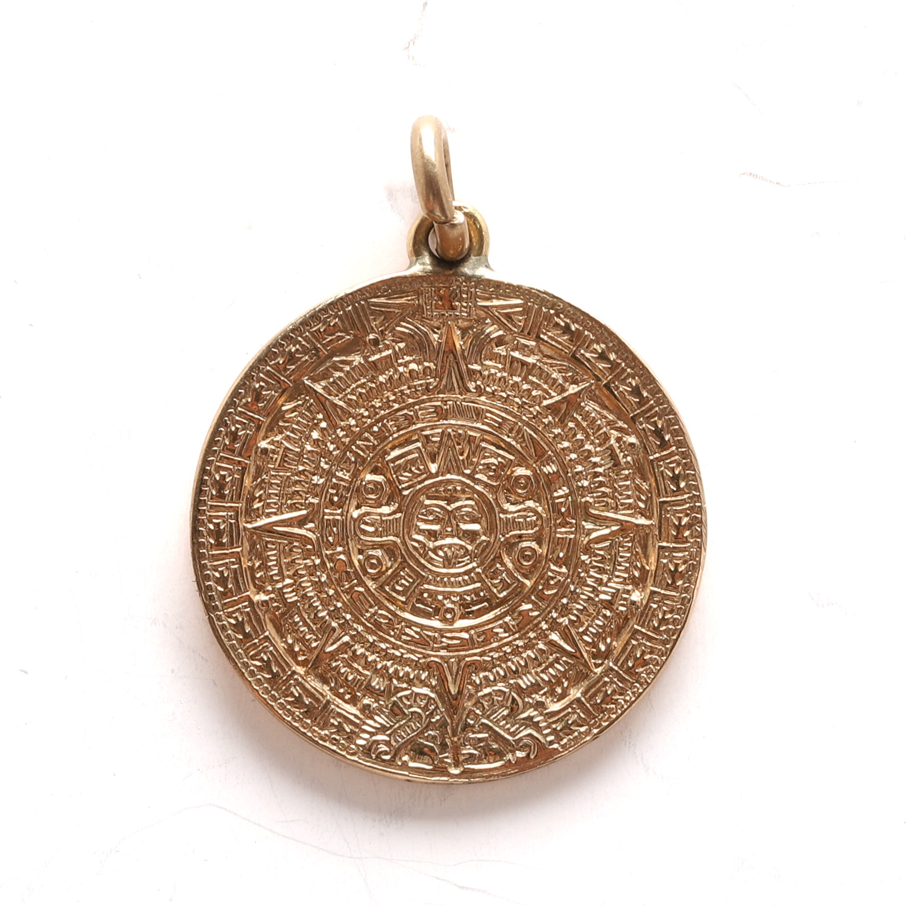 HÄNGE, 14K guld. Föreställande "Solstenen "(aztekisk kalender). Vikt ca 5,6 gram.