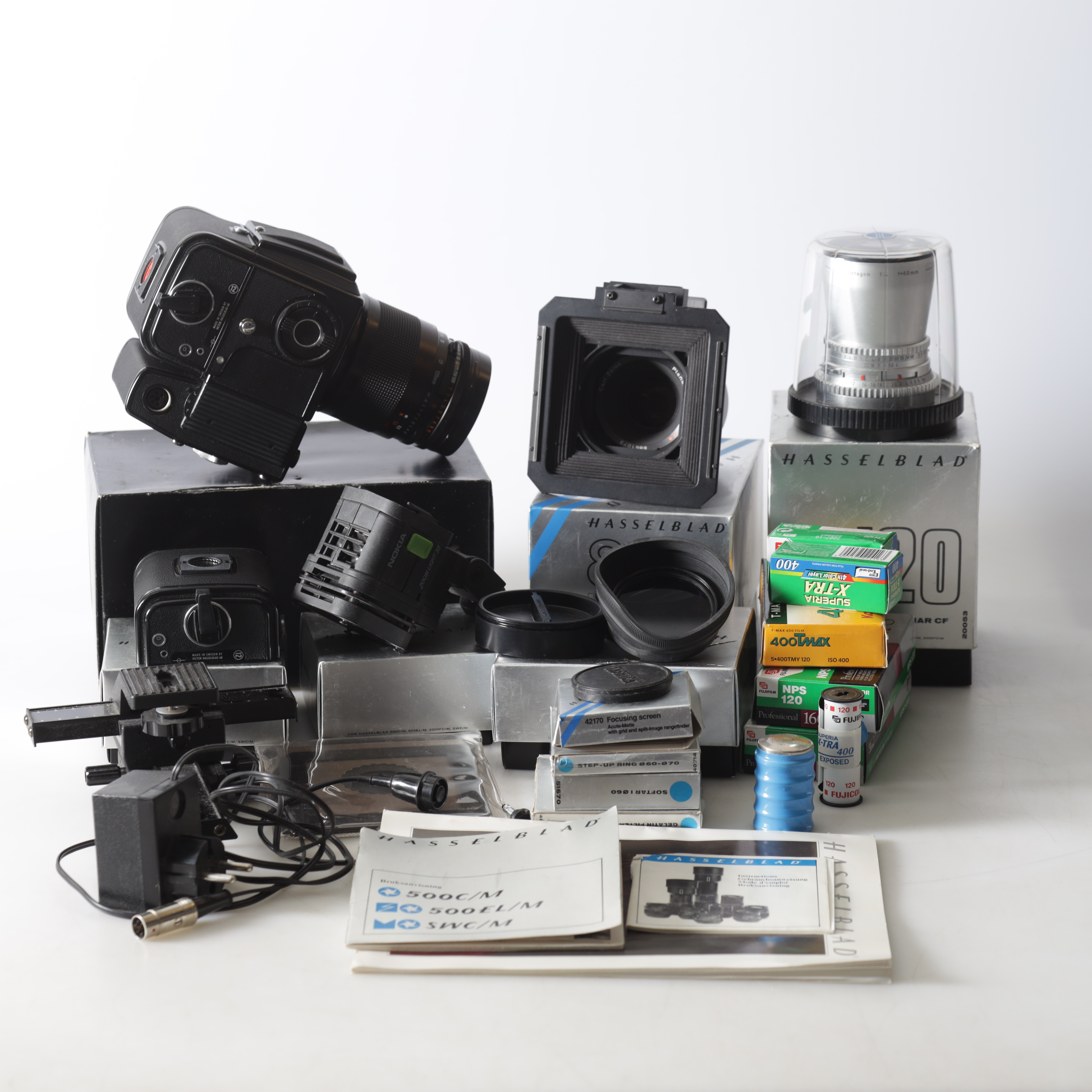 HASSELBLAD, 500 EL/M, kamera med Carl Zeiss objektiv och tillbehör.