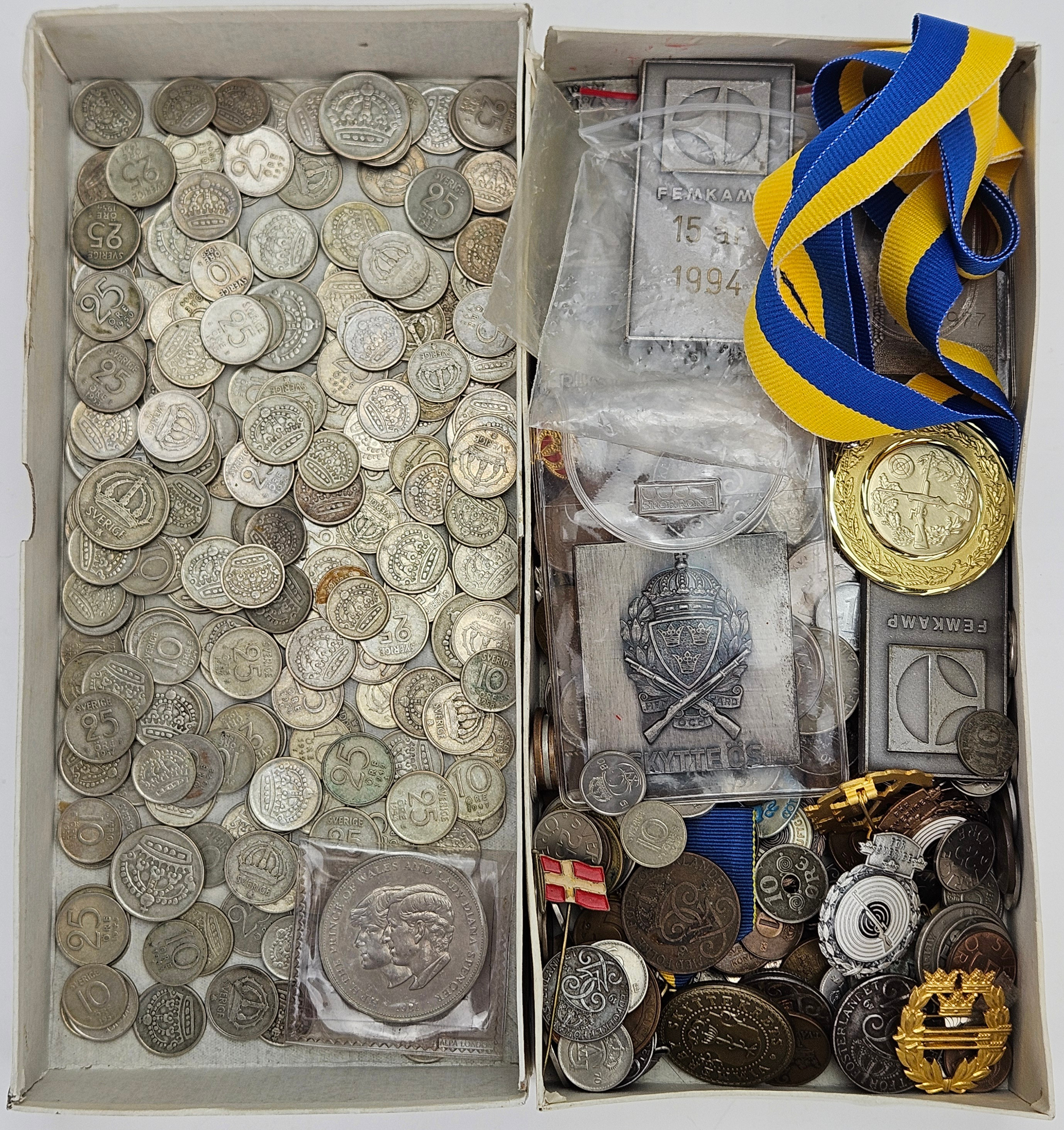 MYNT, MEDALJER, NÅLMÄRKEN, bland annat svenska mynt med silverhalt.