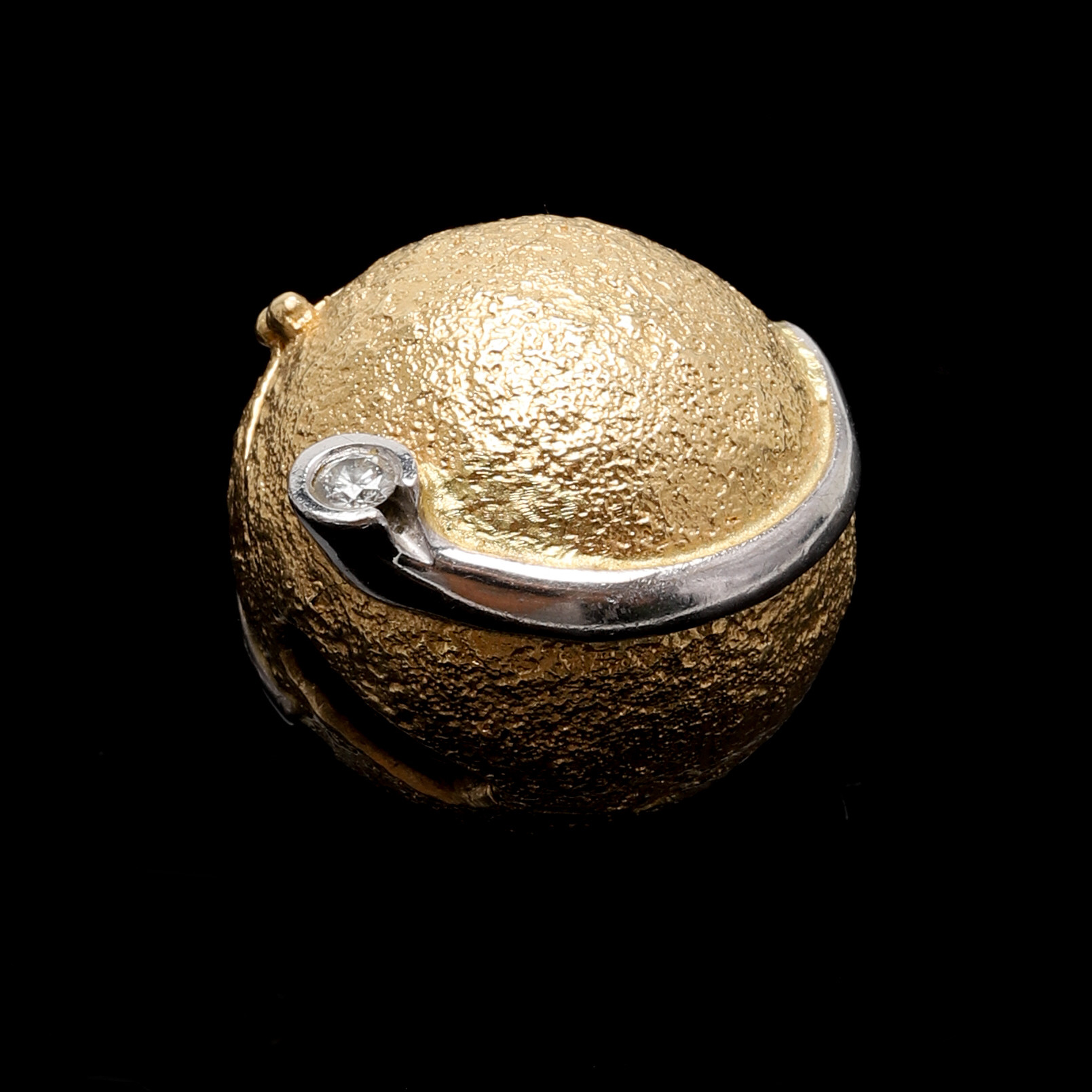 OLE LYNGGAARD, 18K guld/vitguld. Kullås, med briljanter, enligt gravyr 0,10 ct. Danmark. Vikt ca 12,1 gram.