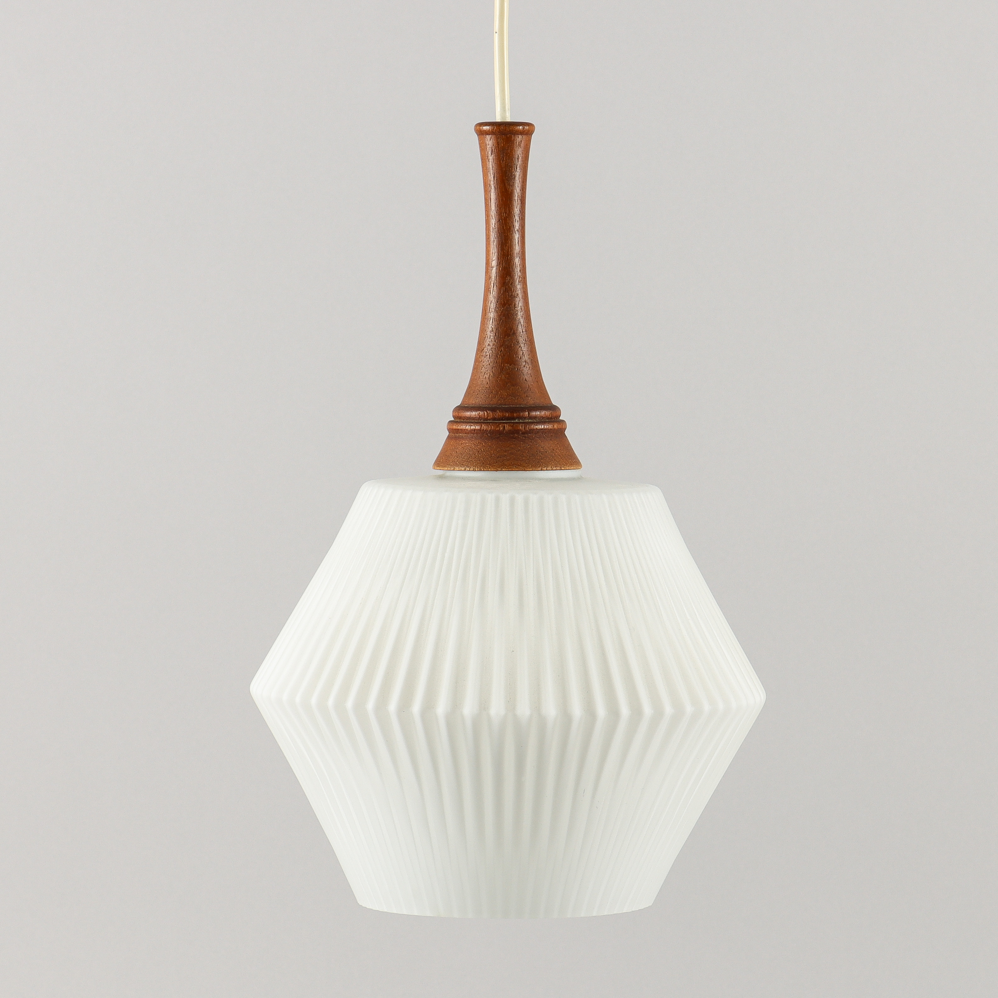 TAKLAMPA teak och glas,, 1900-talets andra hälft.