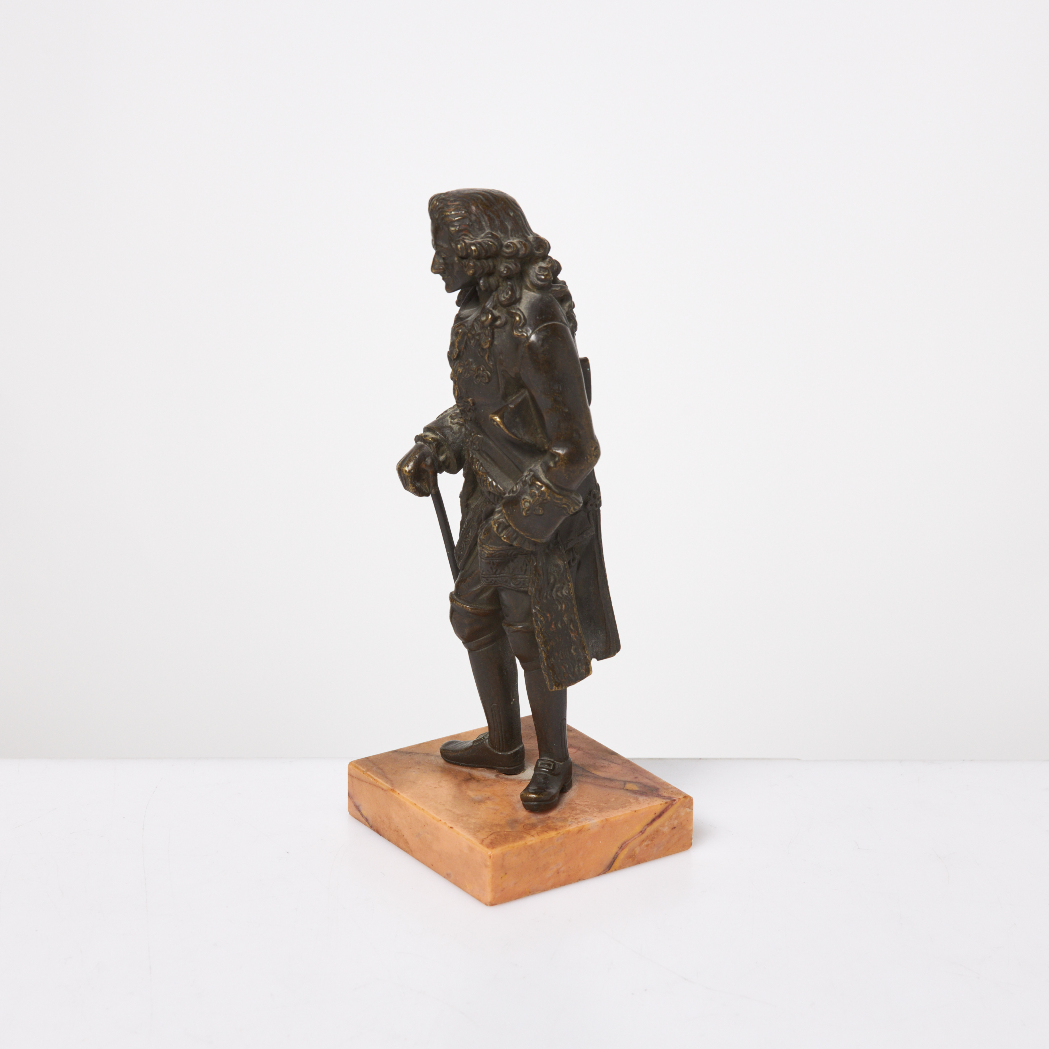 SKULPTUR. Voltaire, patinerad brons, 18/1900 tal, sockel i marmor.