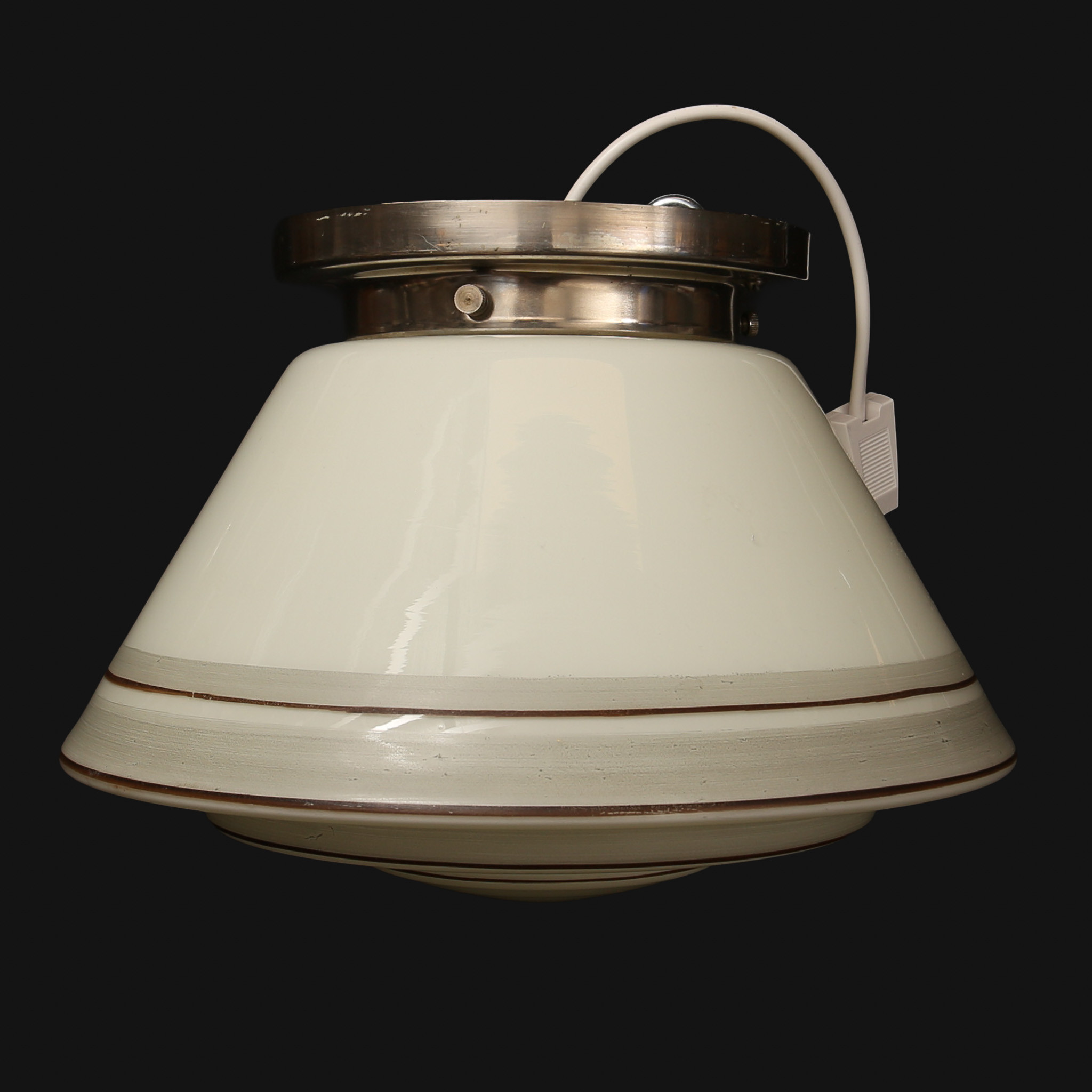 TAKLAMPA, metall och vit glaskupa, med tunna bruna linjer, ART DECO, en ljuskälla. Omkring 1950.