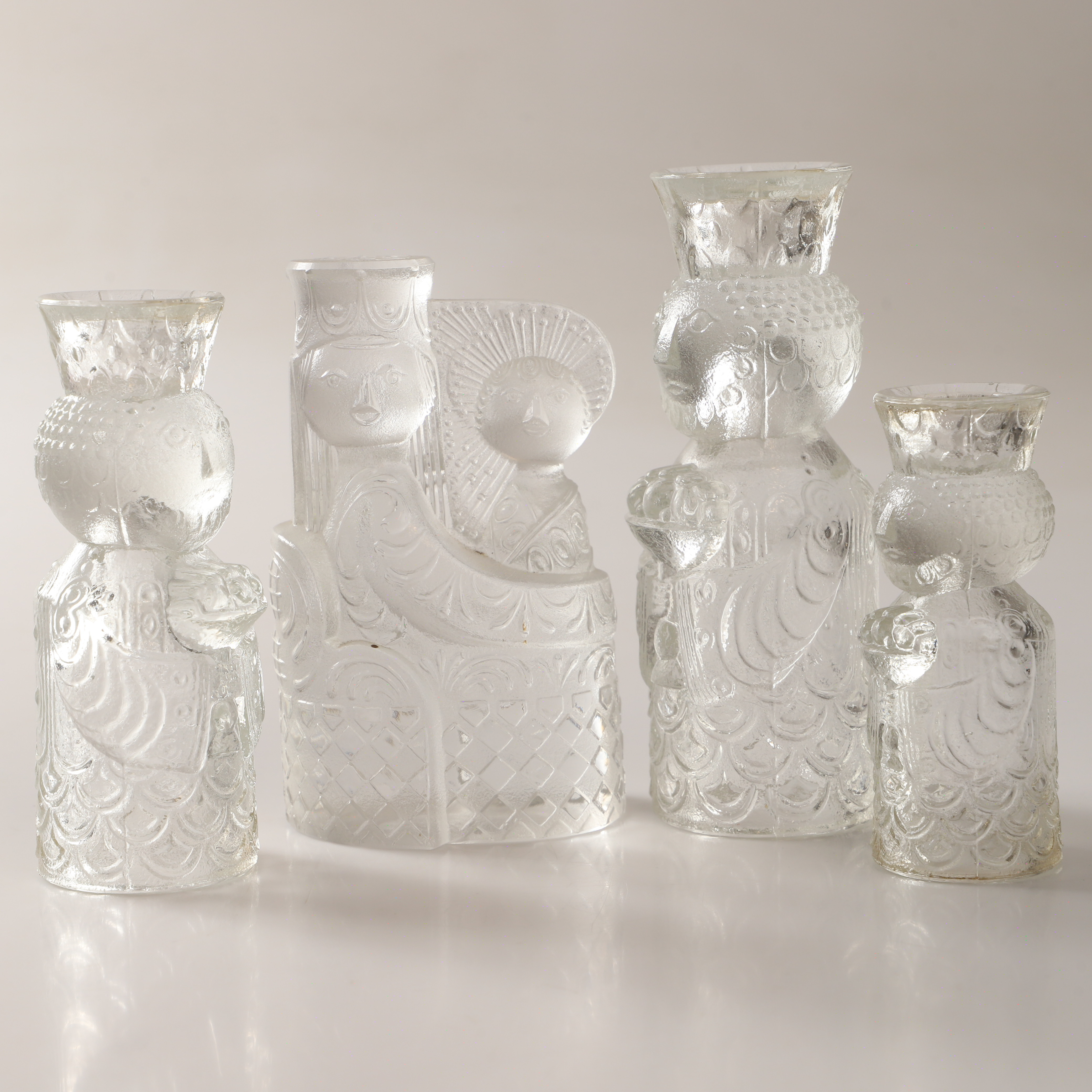 BJÖRN WIINBLAD. Figurin och ljusstakar, 4 stycken, Jungfru Maria/3 vise män, glas, Rosenthal, Tyskland.