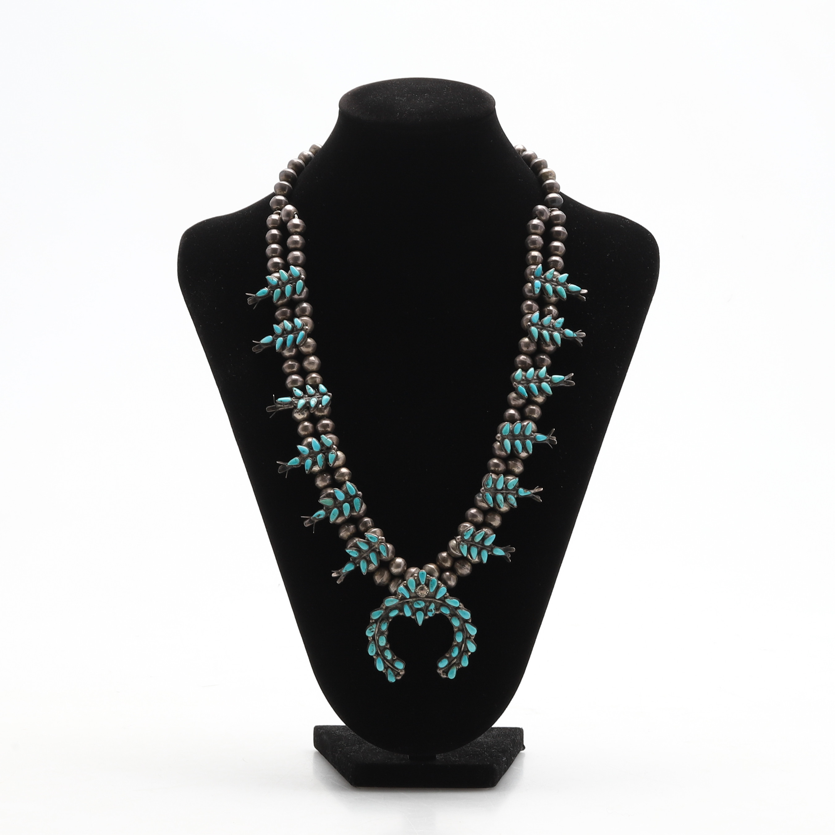 HALSBAND, "Native American Squash Blossom Necklace", silver, dekor med turkoser, avslut med hänge s.k. Naja (med betydelse halvmåneform), Navajo Tribe. Vikt ca 99 gram. 1900-talets mitt.