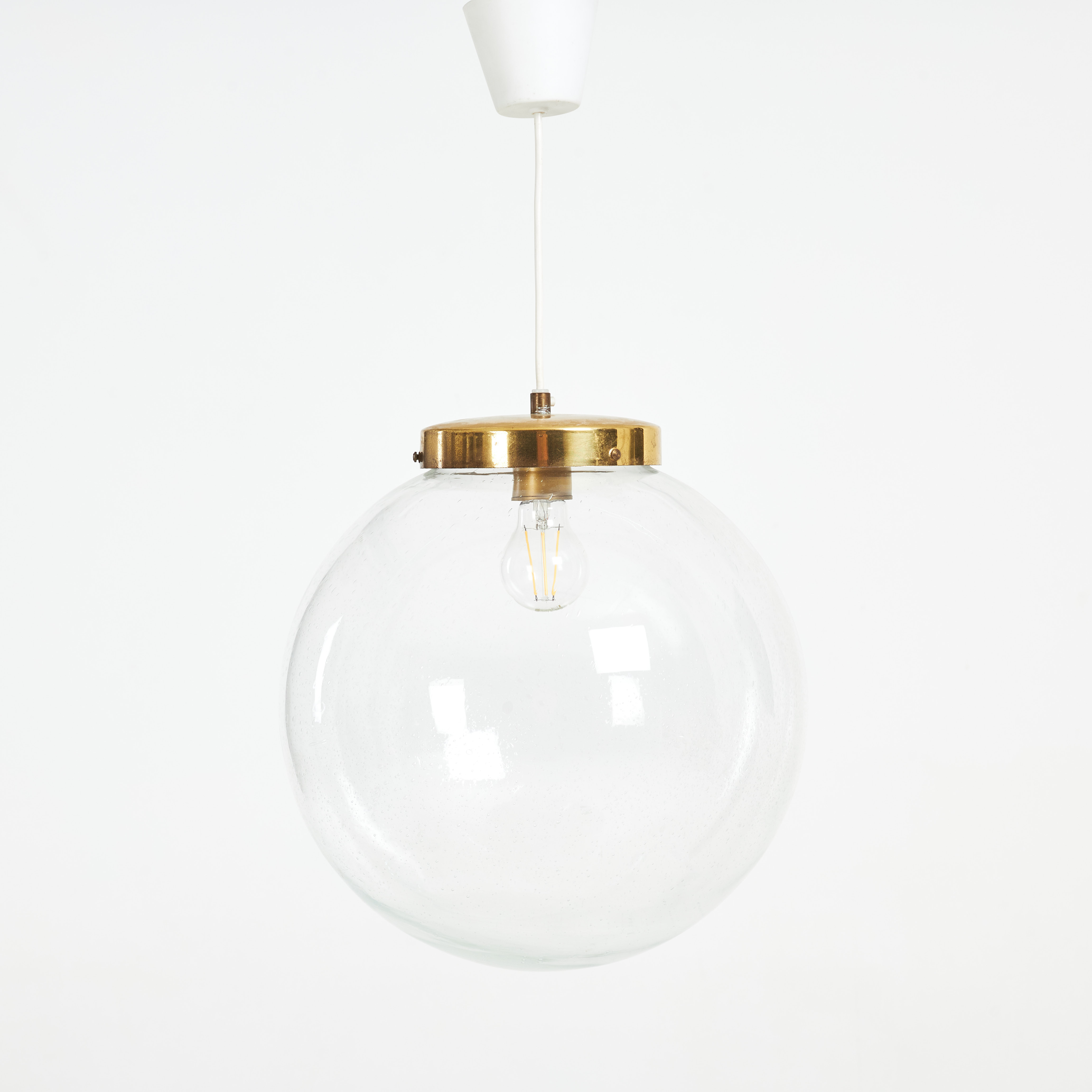 TAKLAMPA, modell 2939, mässing och glas, Ivars, etikettmärkt.