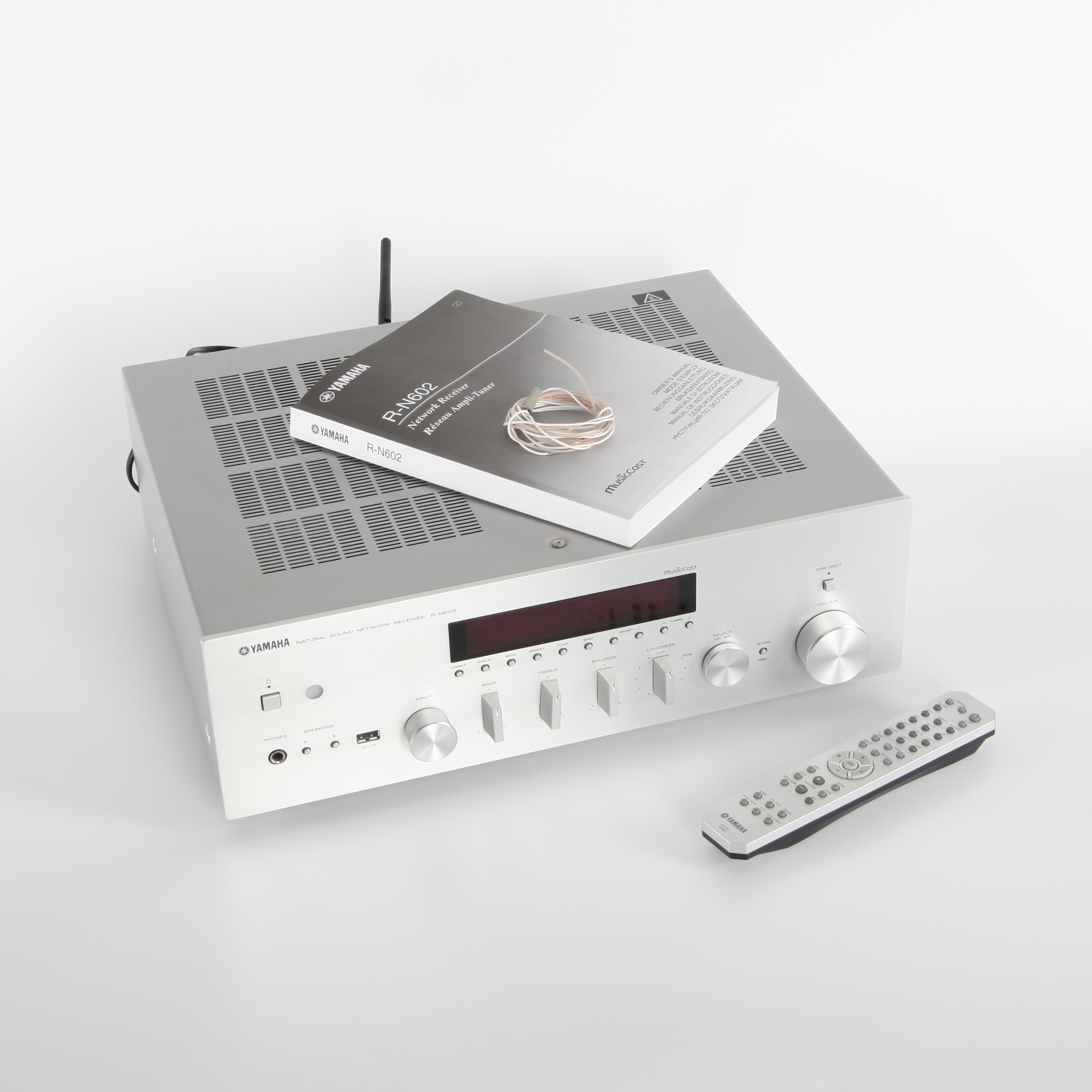 YAMAHA MusicCast R-N602, Nätverksmottagare med fjärrkontroll och manual.