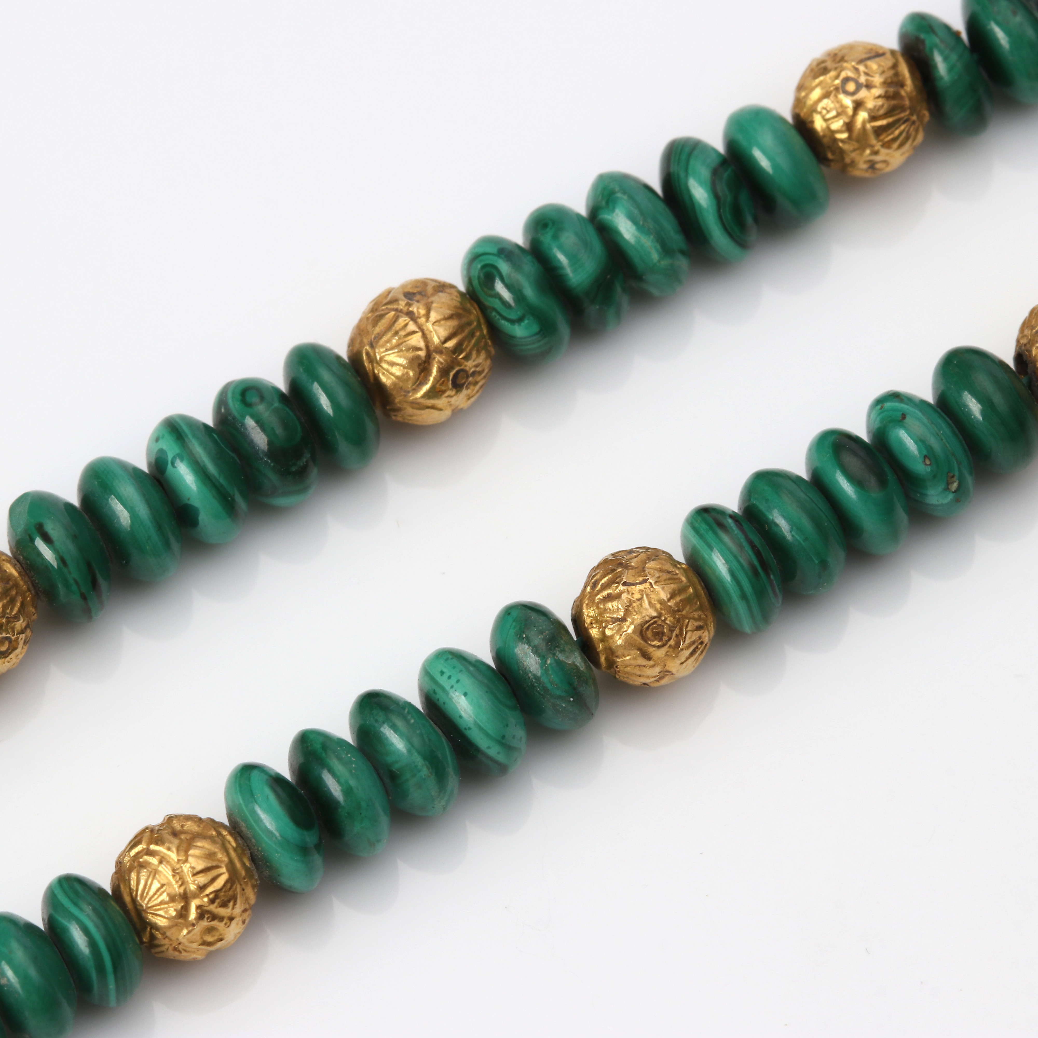 MALAKITHALSBAND 18K, totalvikt 39,7 g.