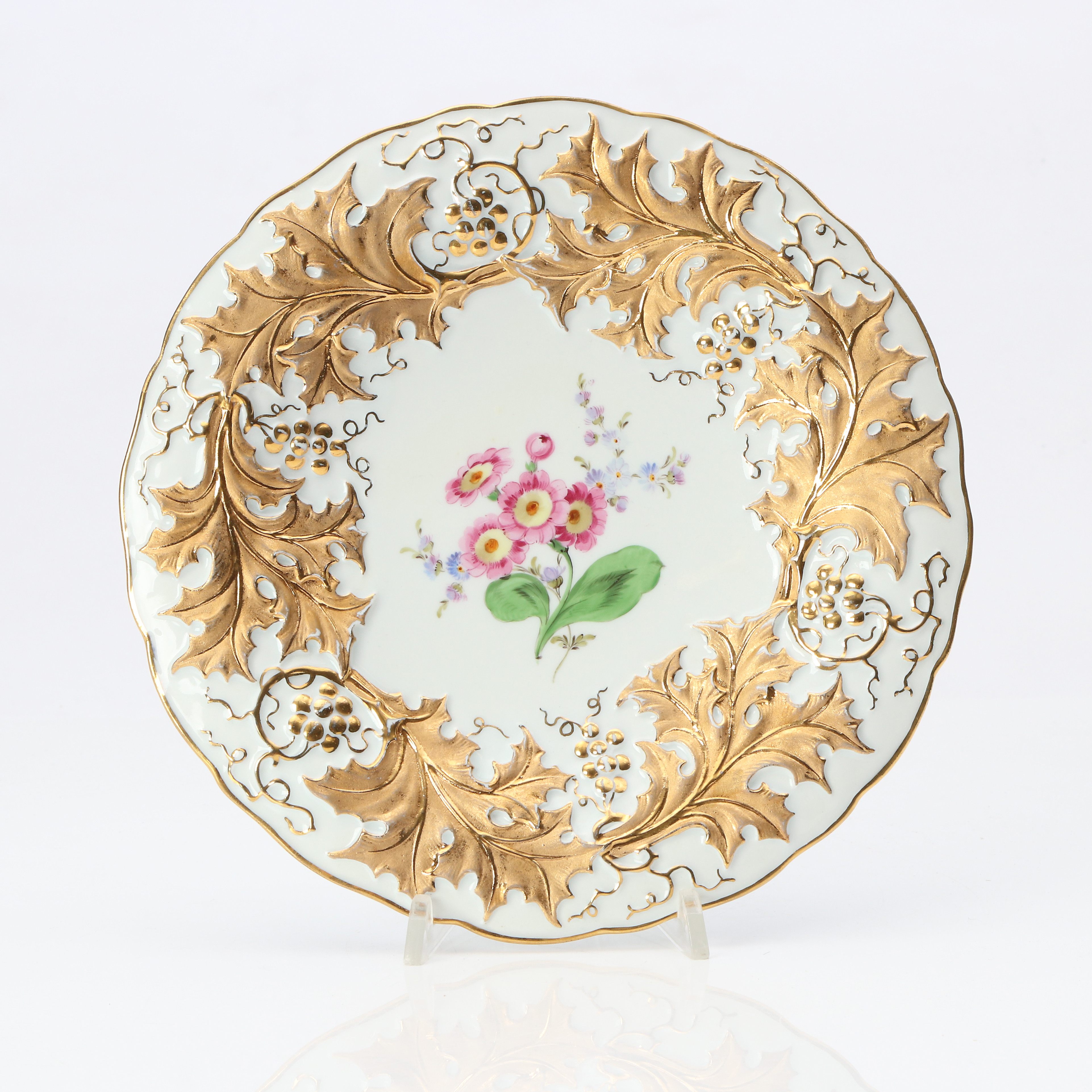 MEISSEN, FAT. Porslin med polykrom samt förgylld dekor.