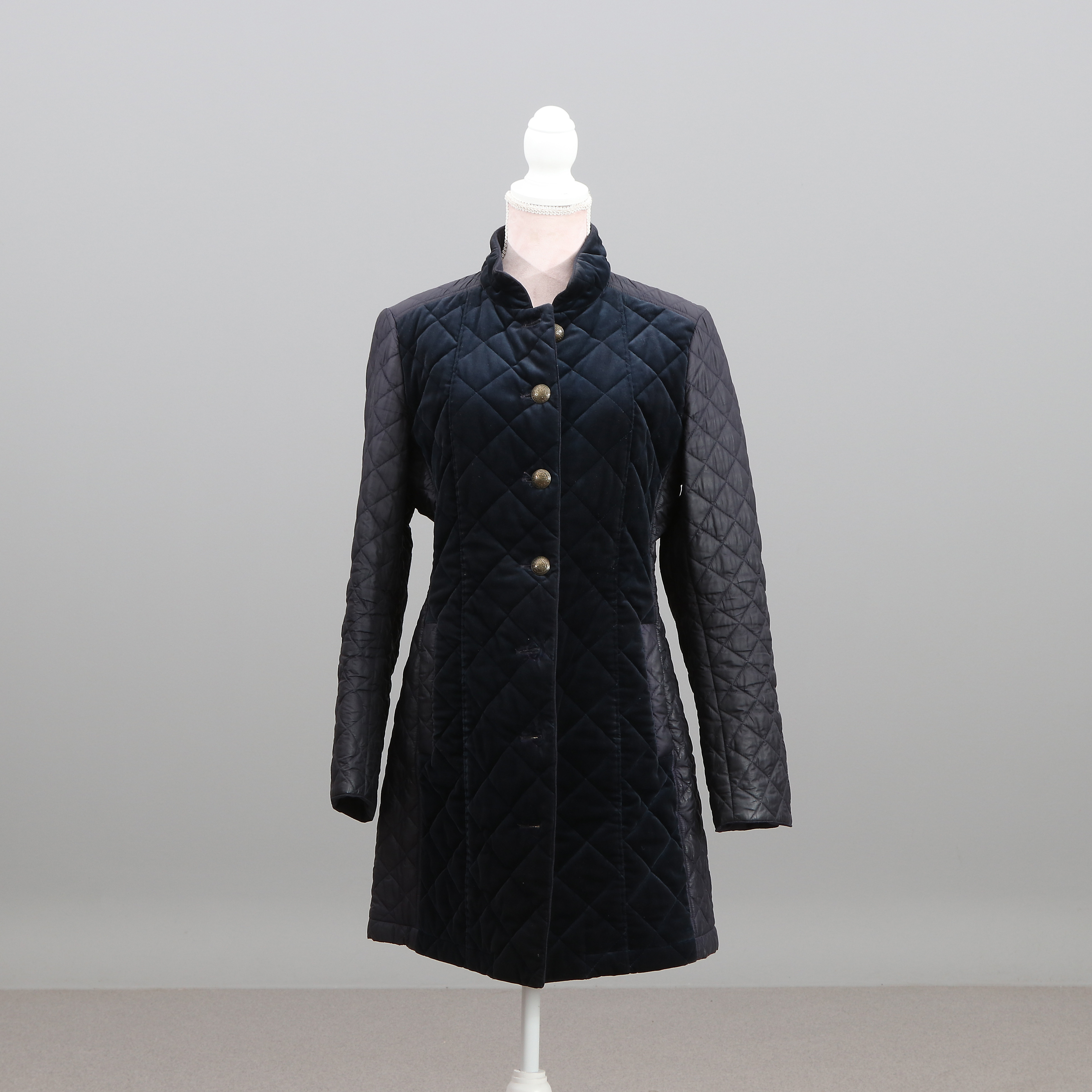HABSBURG KLEIDERMANUFAKTUR. Jacka "Frock coat", i blå matelasserad sammet och textil.
