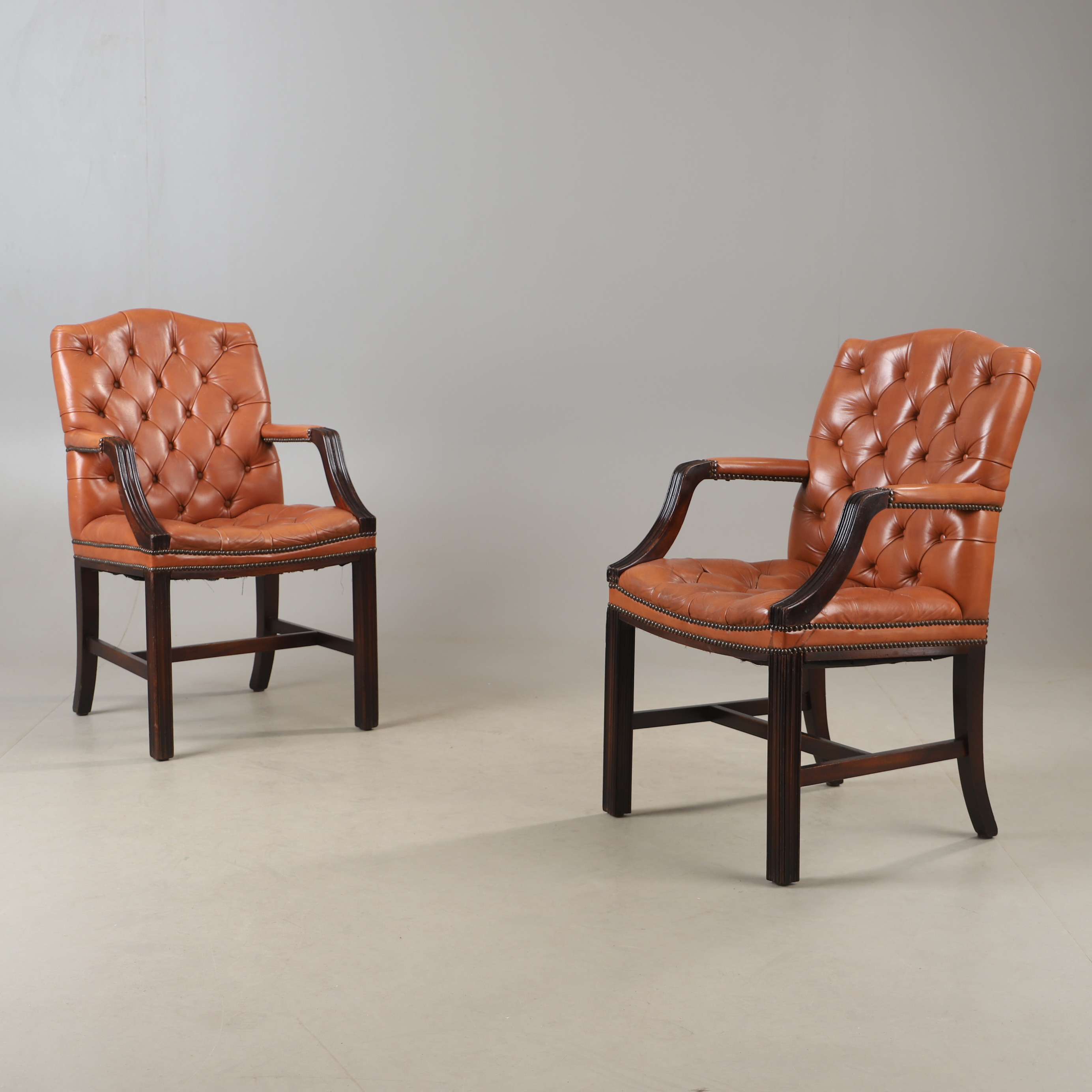 KARMSTOLAR, 1 par, skinnklädsel, Wade Upholstery, Long Faton, England, engelsk stil.