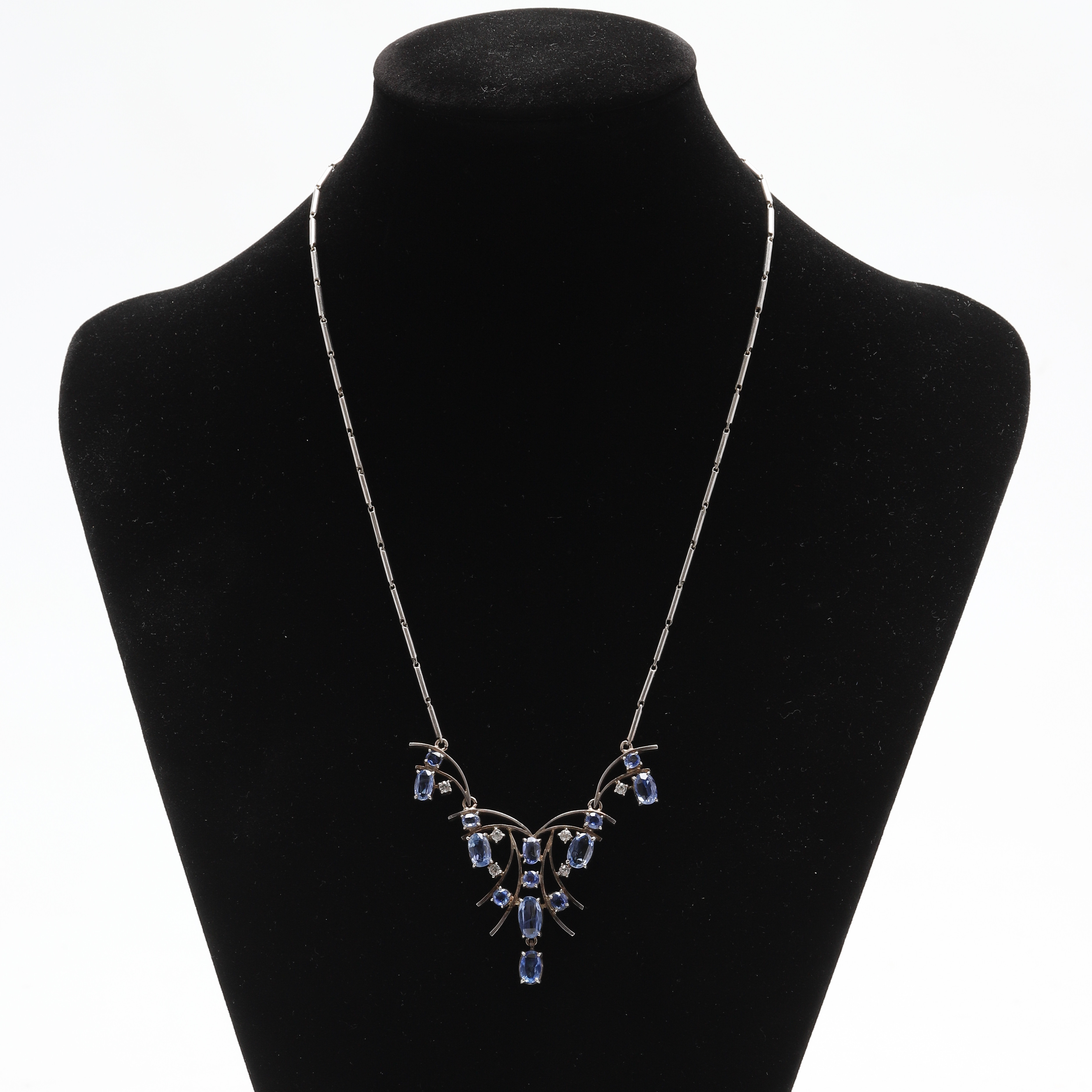 COLLIER MED HÄNGE, silver, vita och blåa stenar.