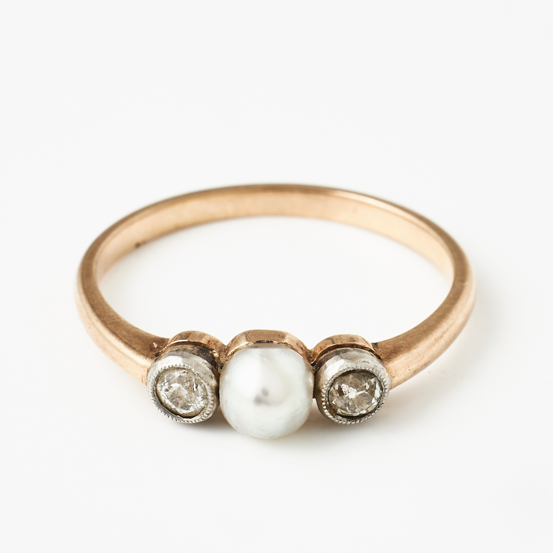 RING, 14 k guld, dekor med odlad saltvattenspärla ca 4,6 mm samt 2 gammalslipade diamanter ca 0,07 ct/st, 1900-talets första del, stämplar saknas.