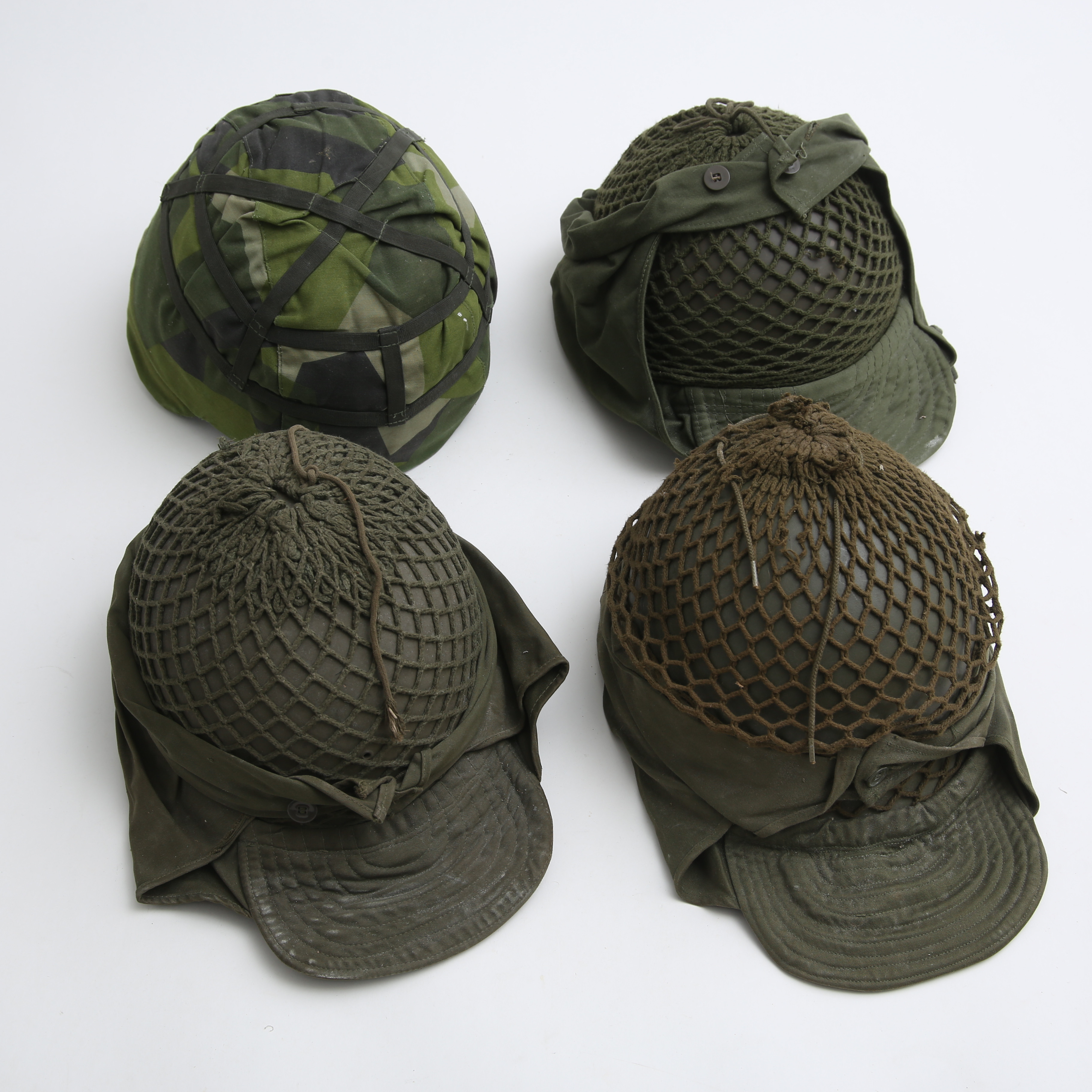 MILITÄRHJÄLMAR, 4 st svenska, metall/plast.