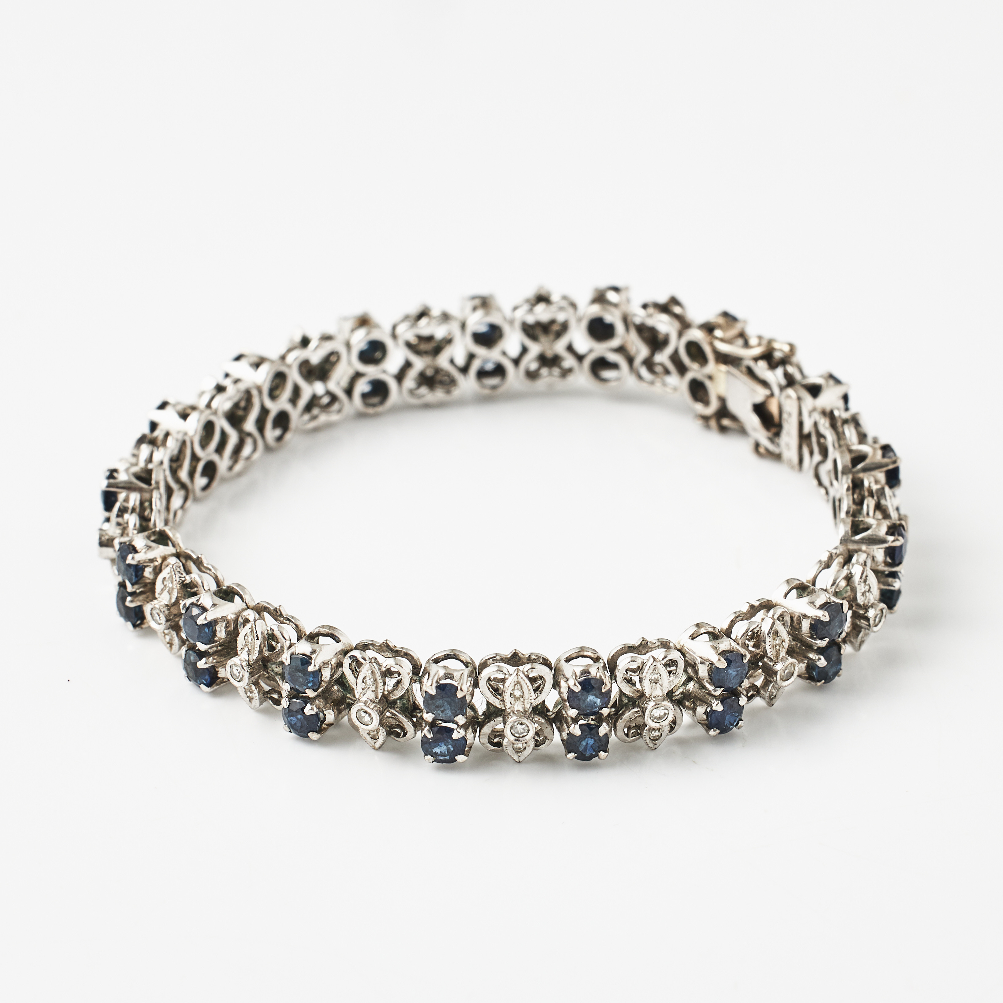 ARMBAND, 18 k vitguld, dekor med 34 fasettslipade safirer samt dekor med 51 mellanliggande små åttkantslipade diamanter.