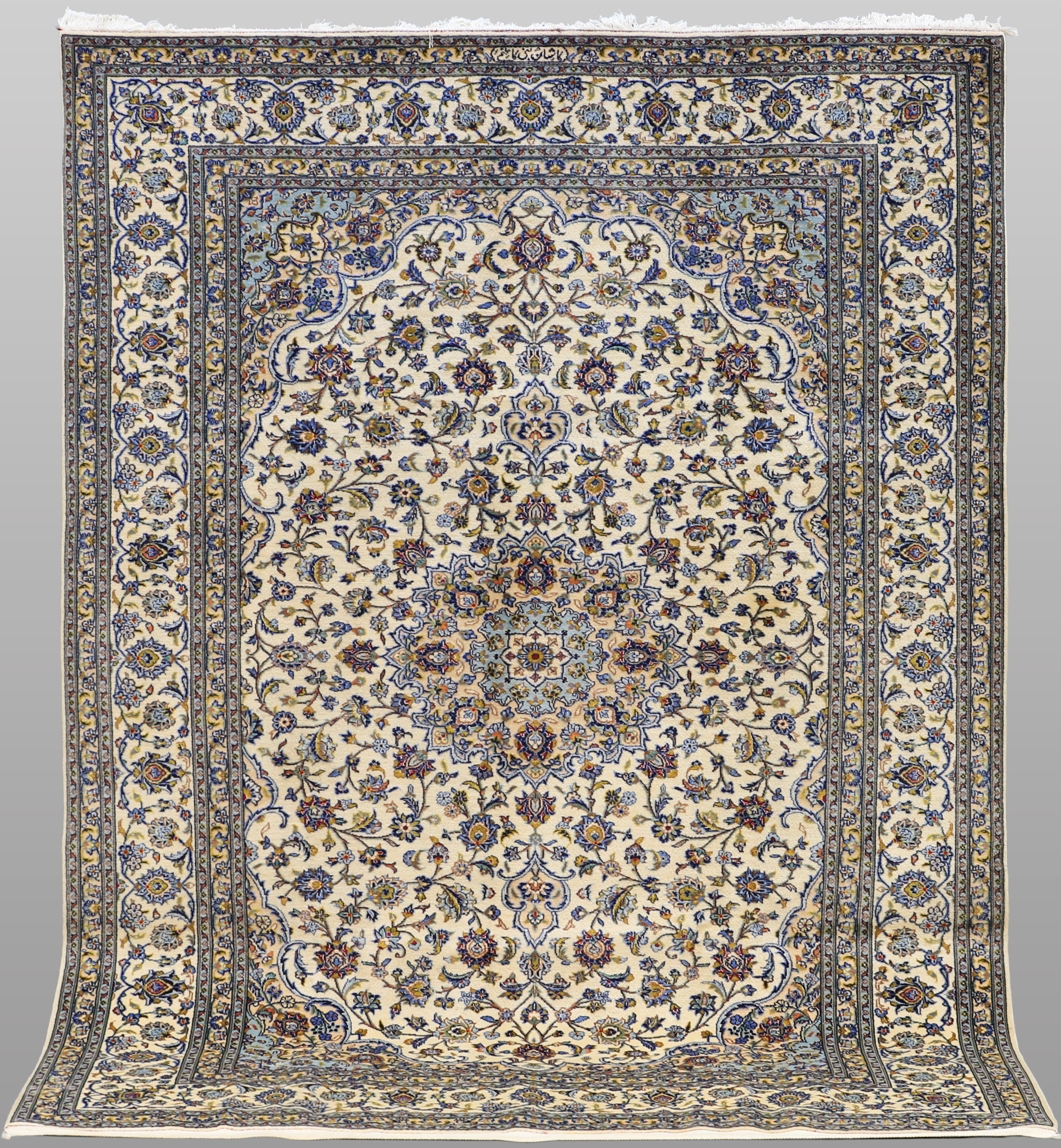 MATTA. Ljus Keshan fine, 303 x 207 cm.