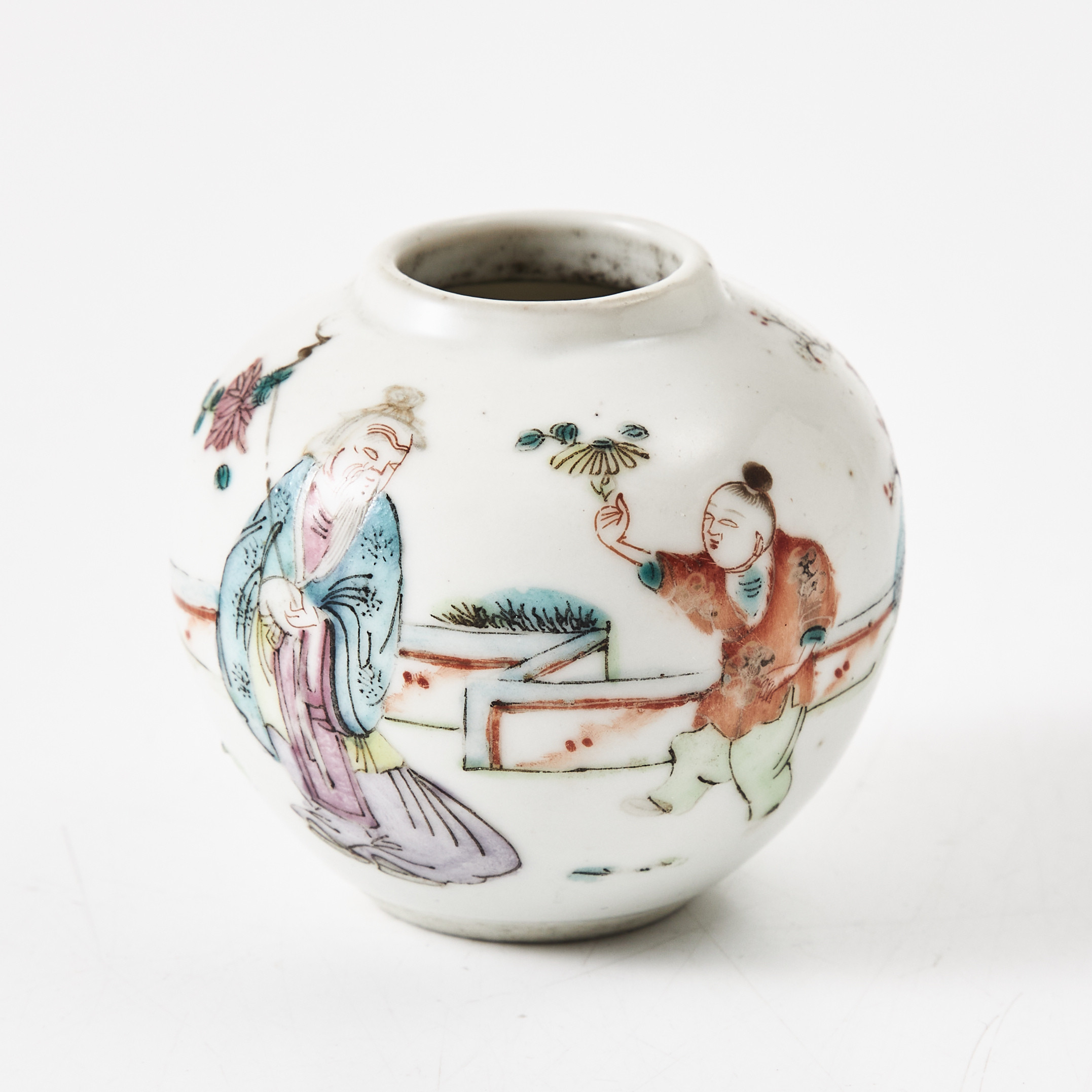 VAS, porslin, Kina, sen Qing (1644-1912), dekor av figurscen i trädgårdslandskap i famille rose.