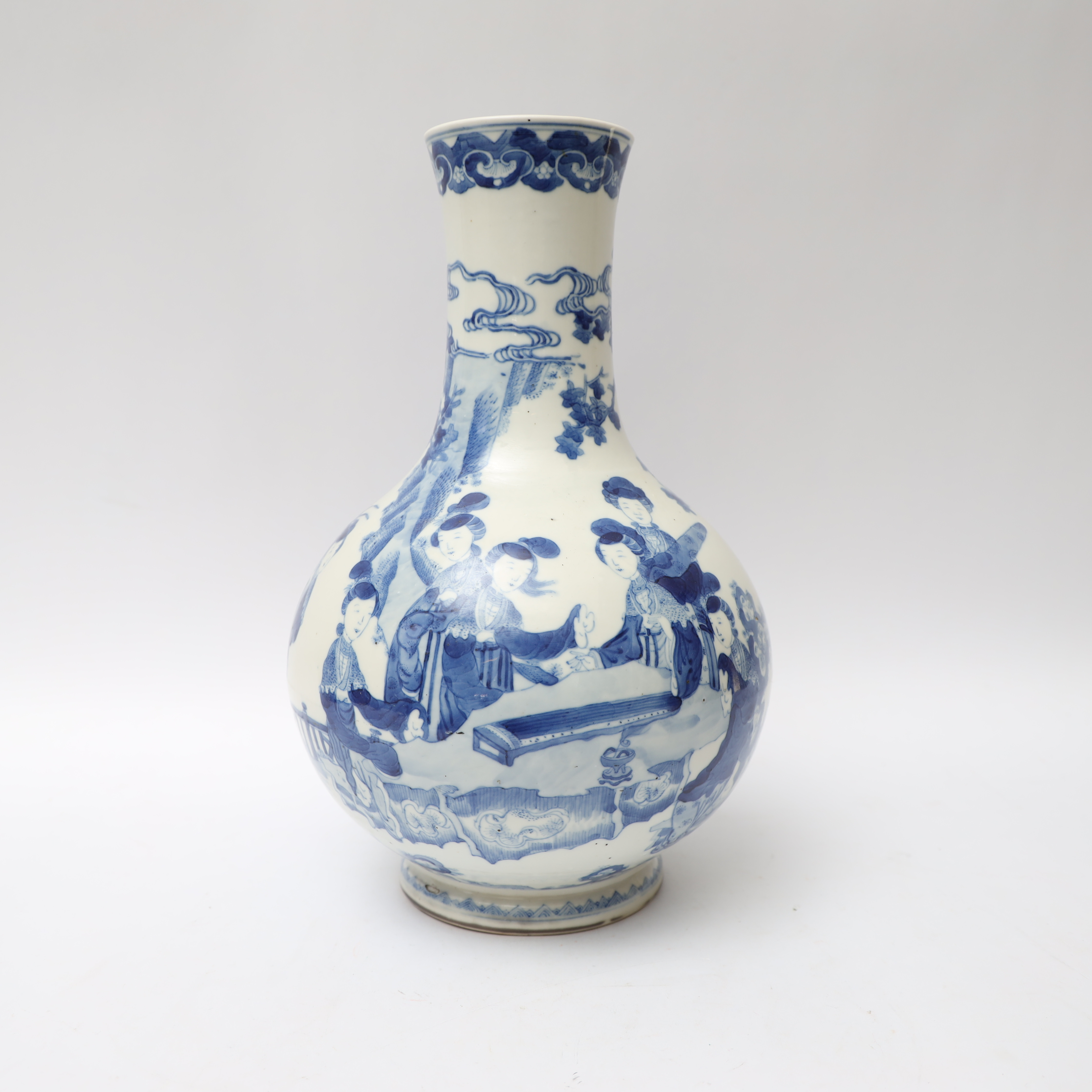VAS, kina, 1800-tal eller äldre, underglasyr blå dekor med figurer och blomster.