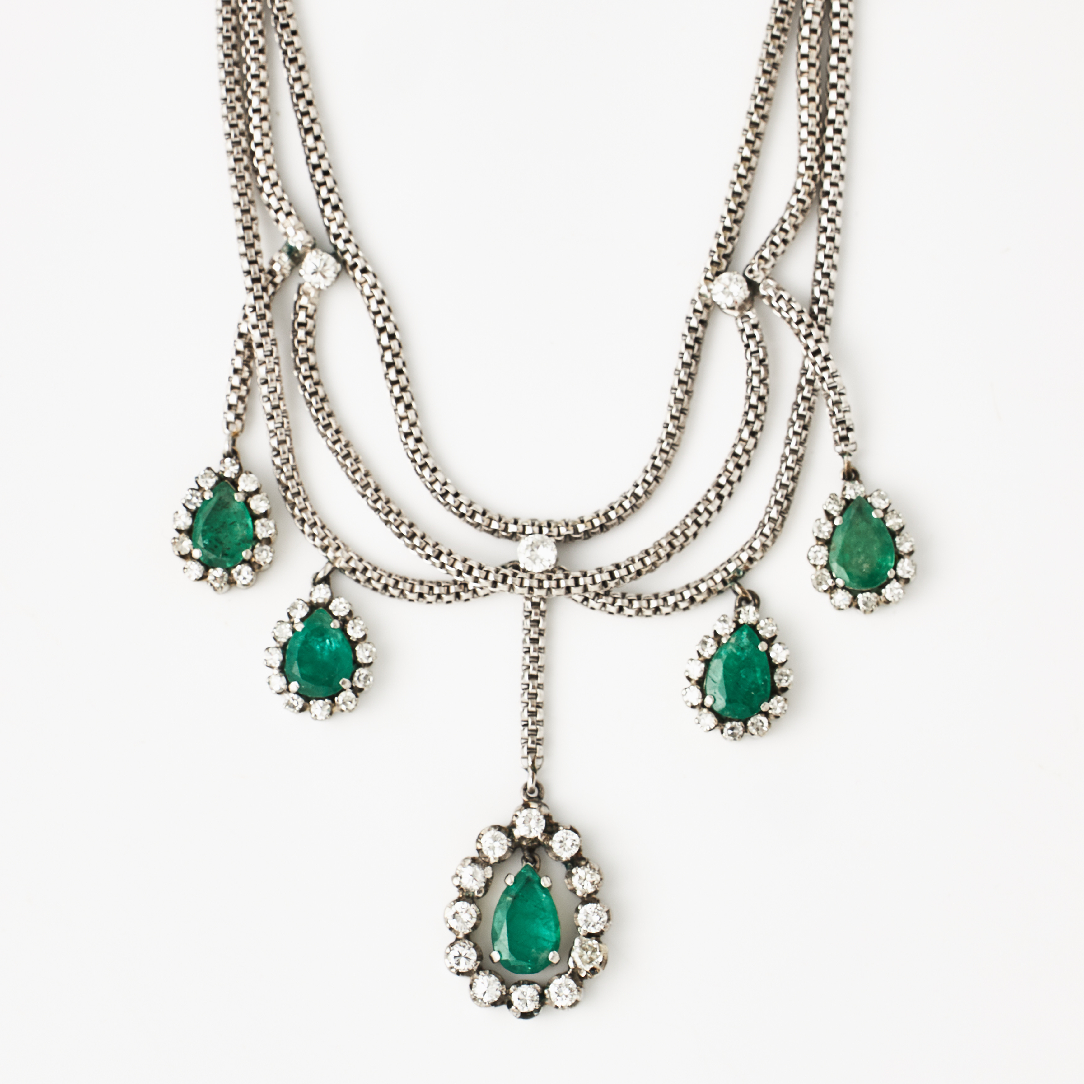 COLLIER, 18 k vitguld, 5 droppformade och hängande dekordelar med 5 pendeloqueslipade smaragder, 65 briljant-och åttkantslipade diamanter totalt ca 1,60 ct.
