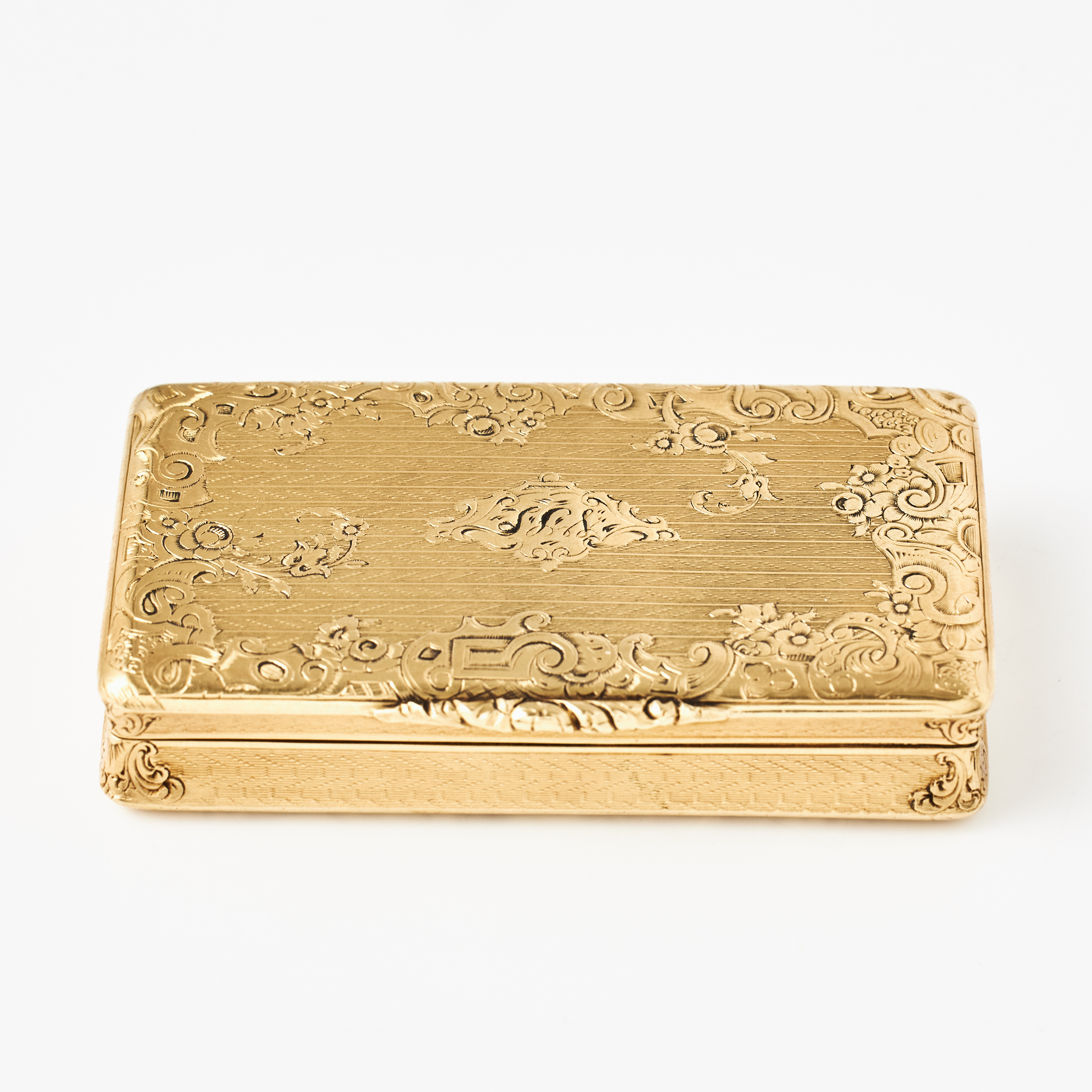 DOSA, 18 k guld, riklig graverad roacaille-, blom- och bladdekor, stämplad LT, Frankrike 1800-tal.