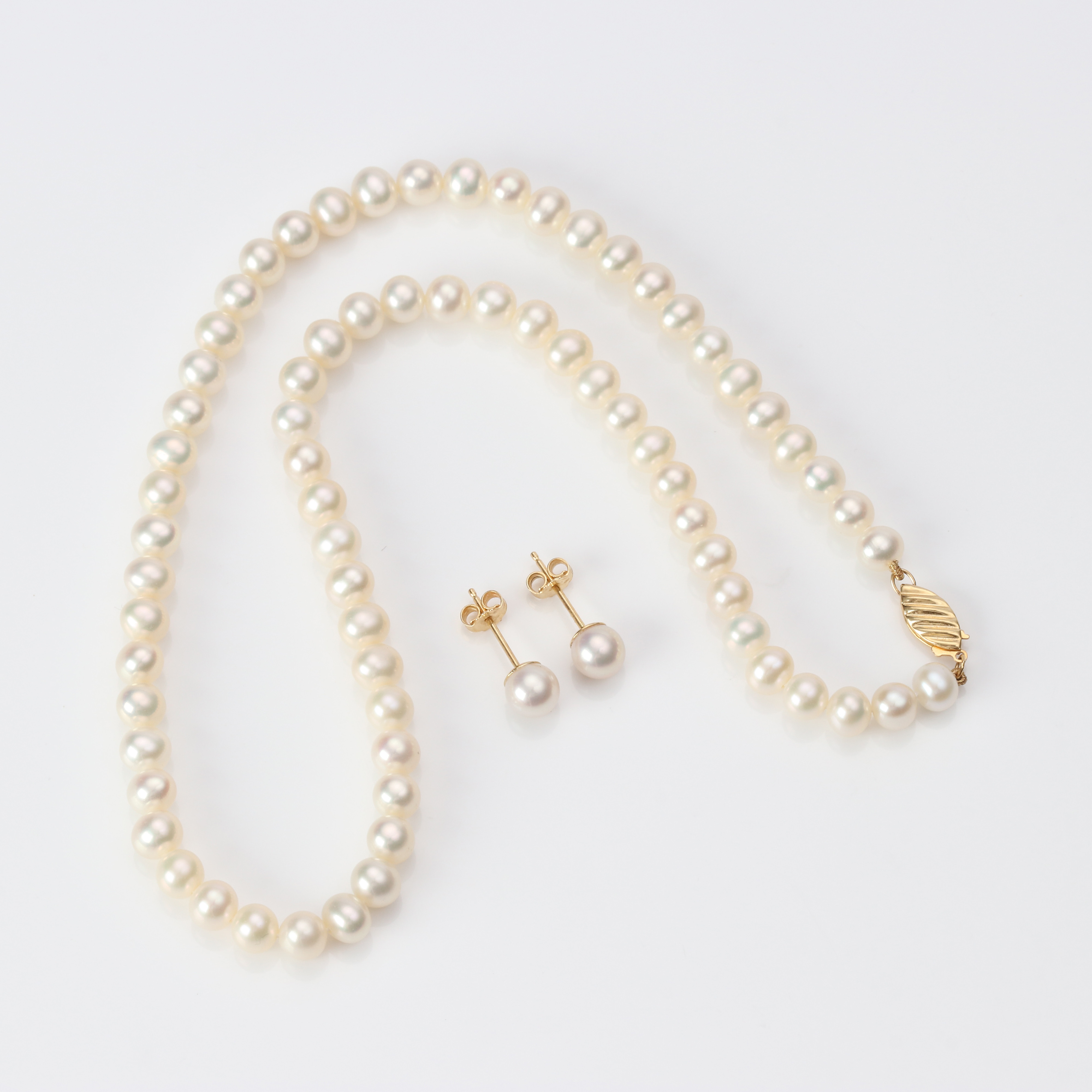 COLLIER OCH ÖRHÄNGEN, ETT PAR. 18k guld och odlade pärlor.
