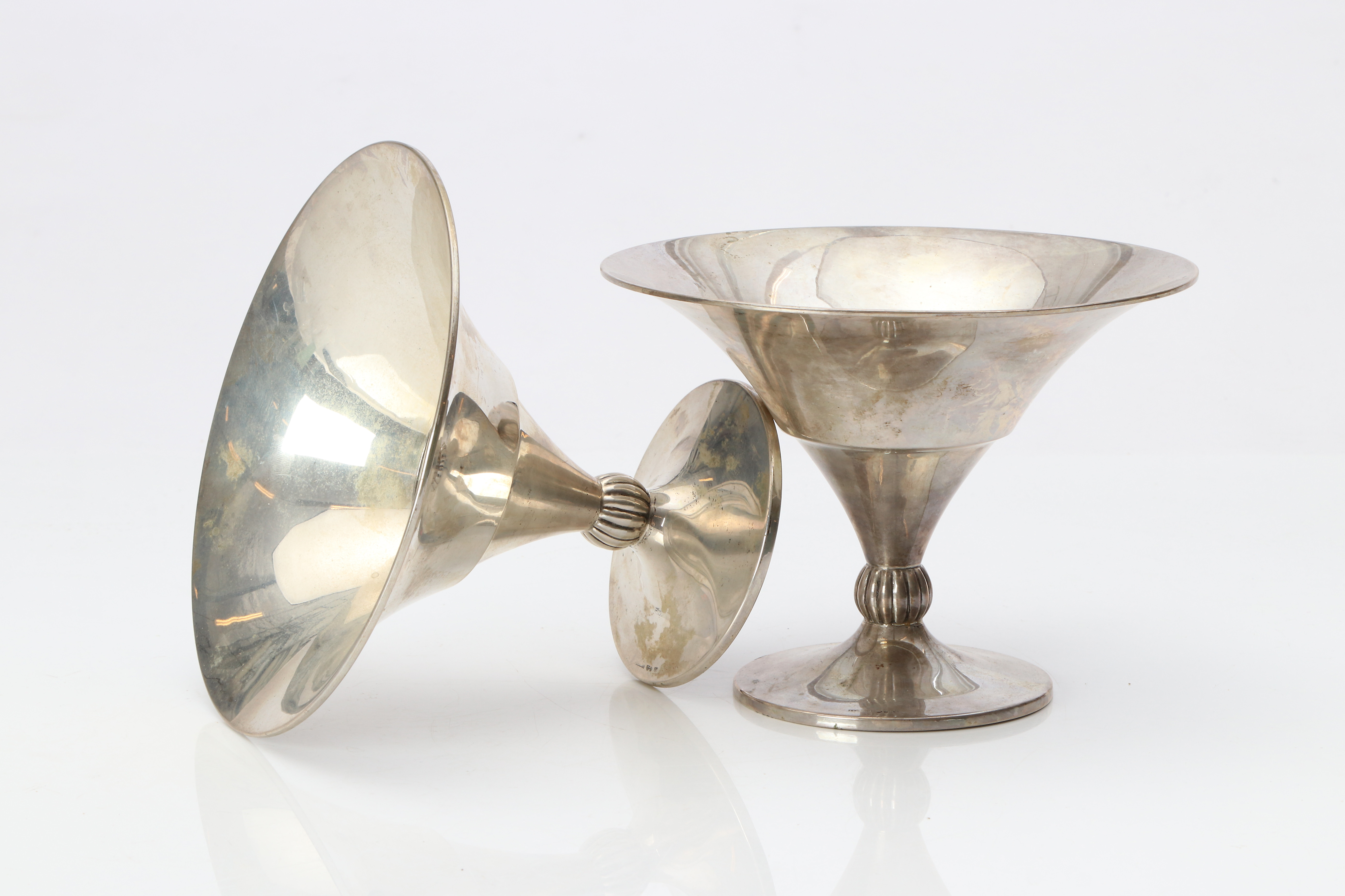 MARKSTRÖMS GULDSMEDS AB, SKÅLAR PÅ FOT, ETT PAR. Silver. Uppsala, 1931. Vikt ca 360 gram.