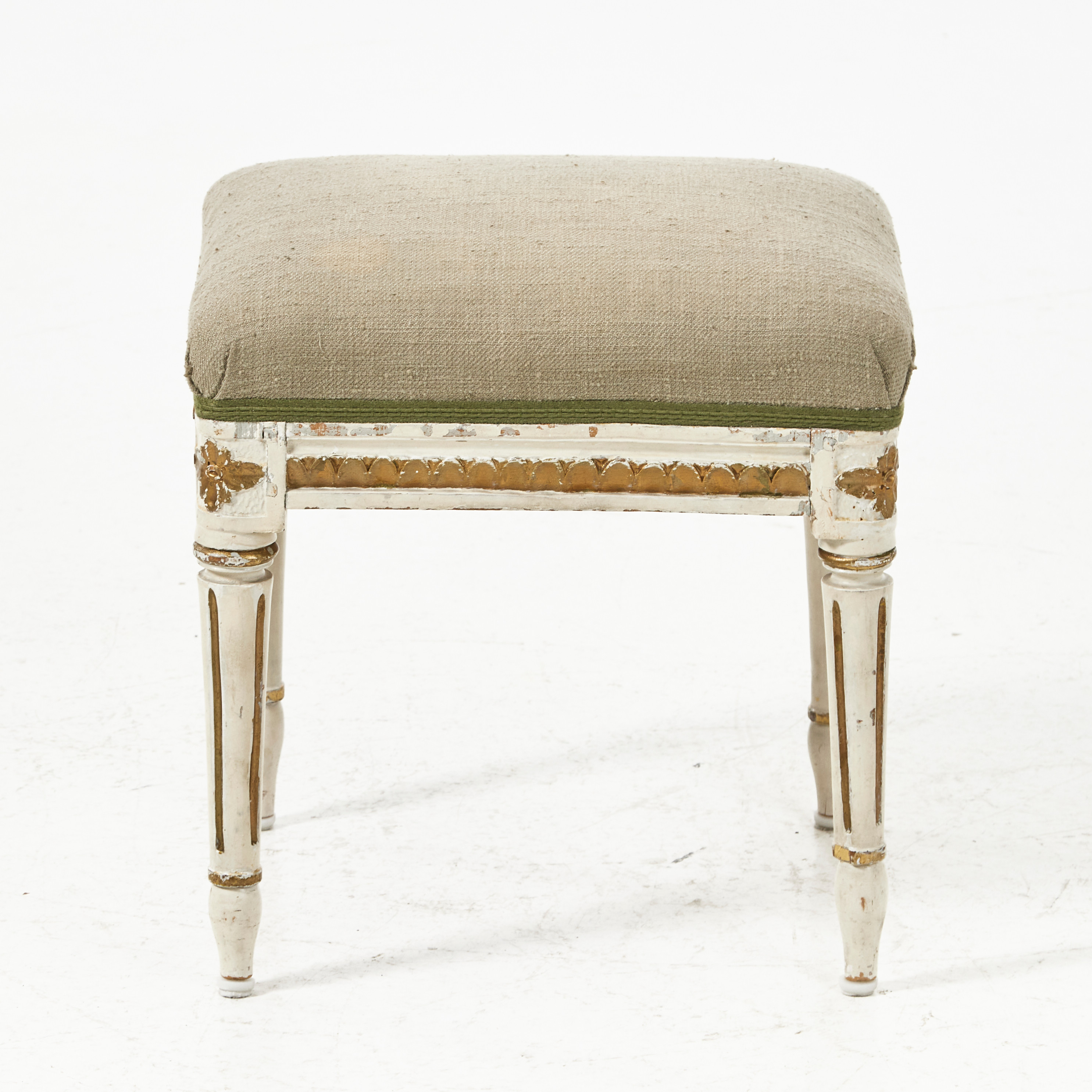 TABURETT, gustaviansk, omkring år 1800, skuren dekor.