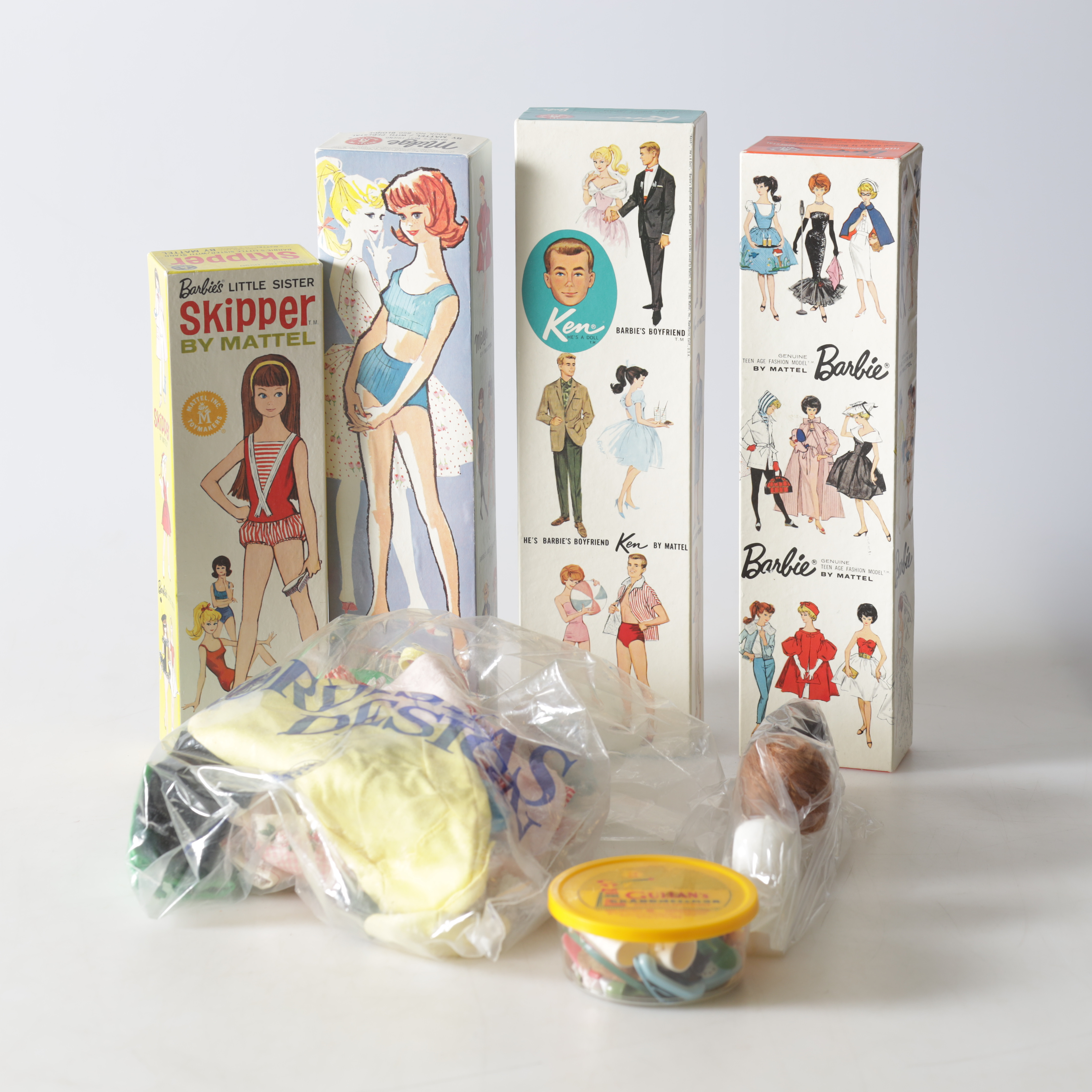 BARBIEDOCKOR, 4 st, Barbie, Ken, Skipper och Midge, samt kläder och tillbehör, 1960-tal.