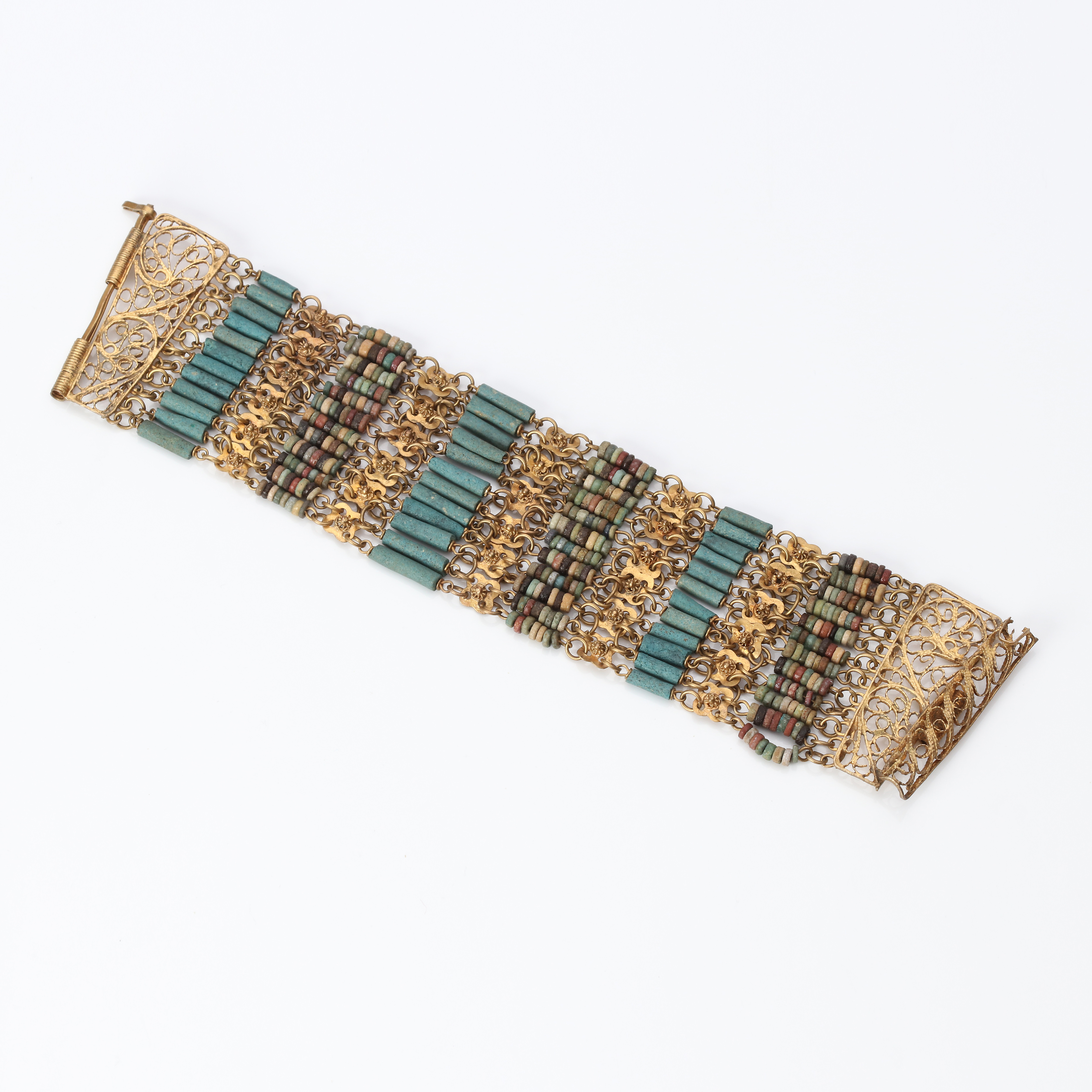 ARMBAND, NORDAFRIKA. Förgylld metall med keramiska stenar, troligen egyptiskt, 1900-tal.