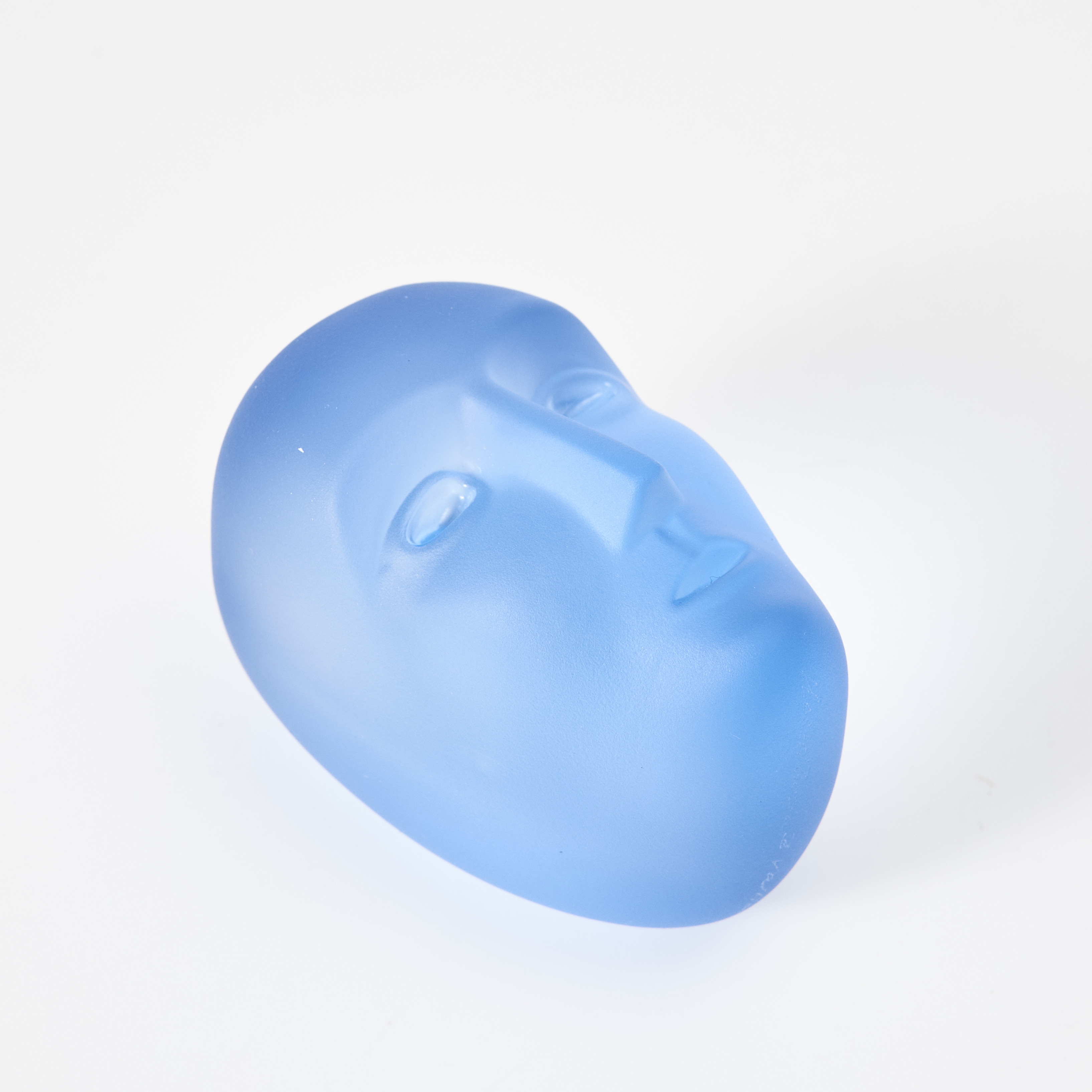 BERTIL VALLIEN. Skulptur, "Brains", Kosta Boda, i form av huvud, gjutet blåtonat glas.