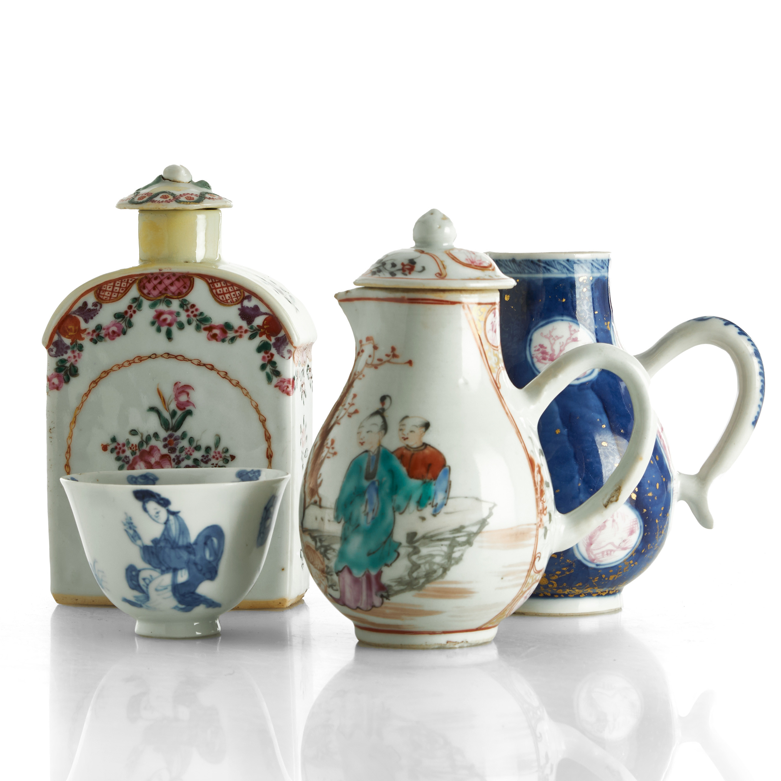 PARTI PORSLIN (4 delar), Kina, två kannor och en teburk i famille rose, 1700-tal, samt kopp i Kangxistil, 1800-tal.