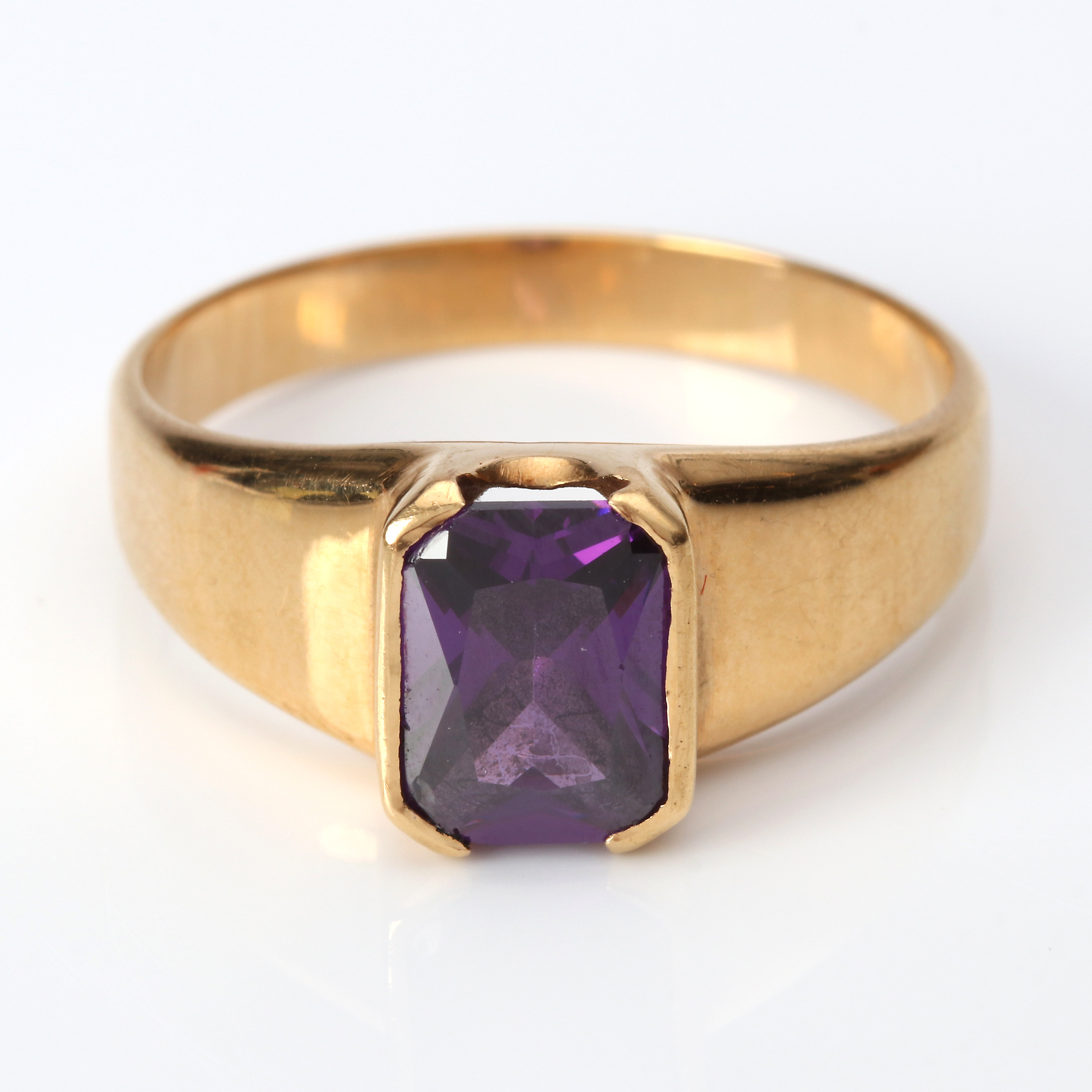 RING. 18k guld med en fasetterad lila sten, Falköping 2000-tal, totalvikt 7,5 gram.