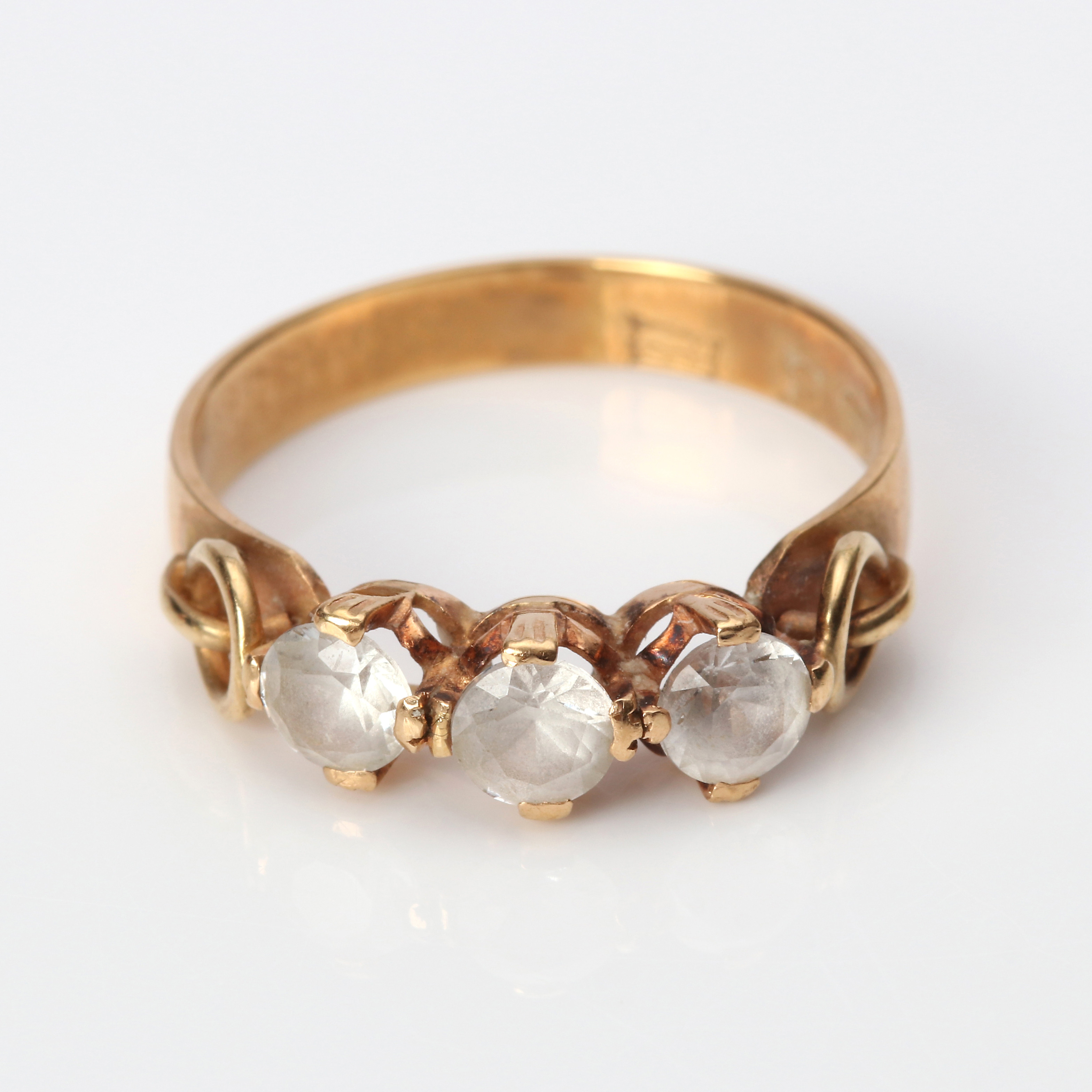 RING. 18k guld med tre färglösa stenar, totalvikt ca 3,6 gram.