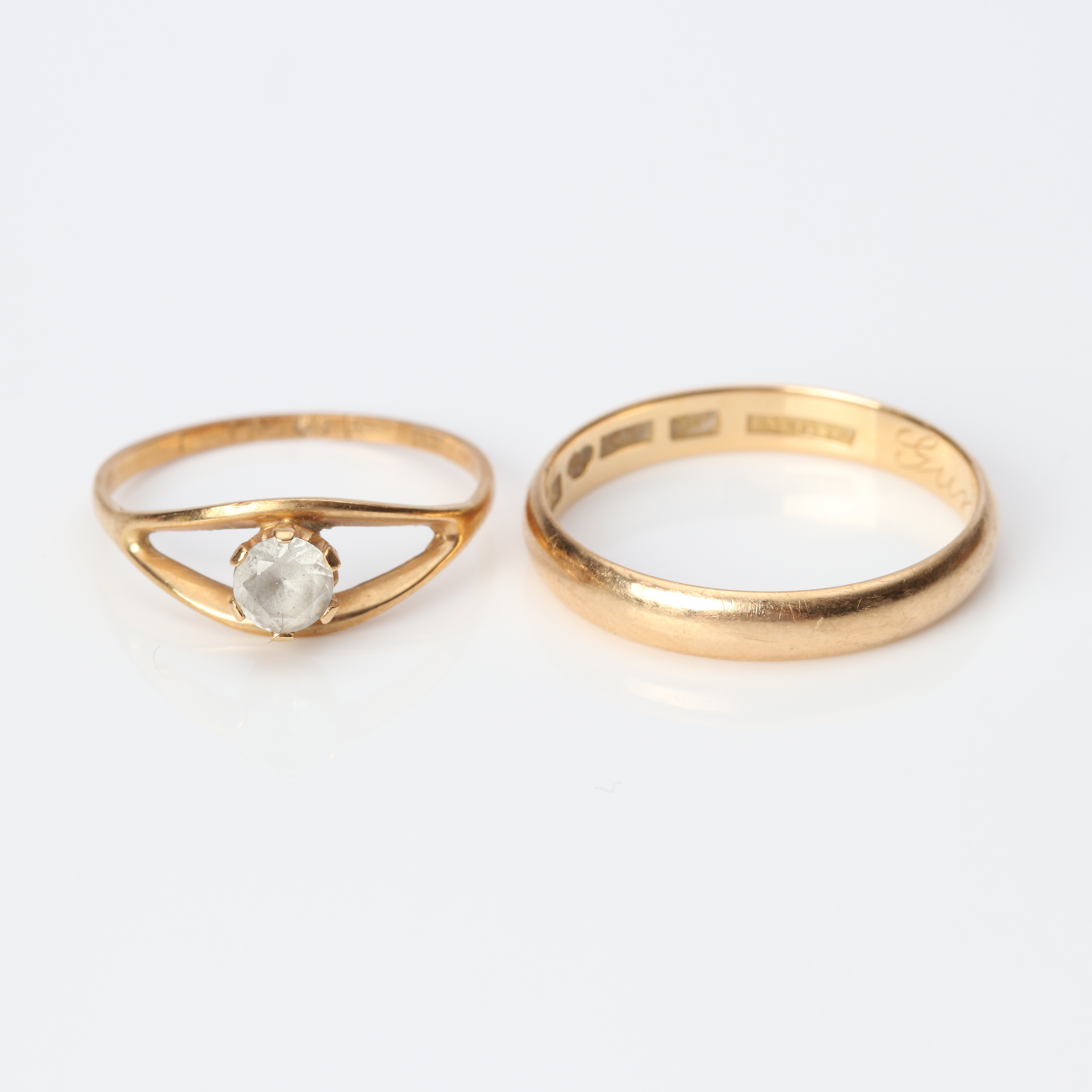 RINGAR, TVÅ ST. 18k guld, en med en färglös sten, totalvikt ca 5,0 gram.