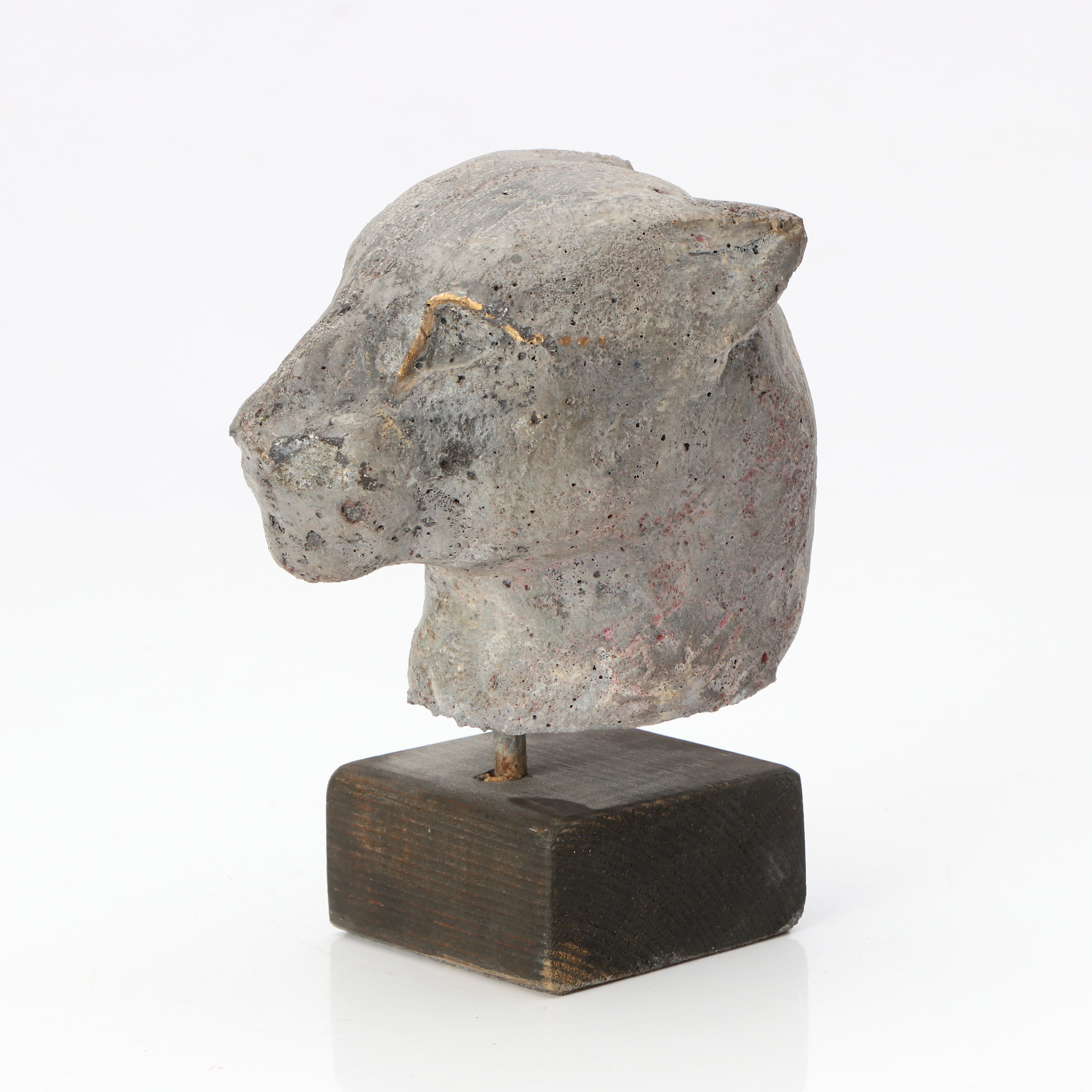 LENA CEDERGREN. SKULPTUR. Bemålad gjutmassa på träsockel. Katthuvud. Osignerad.