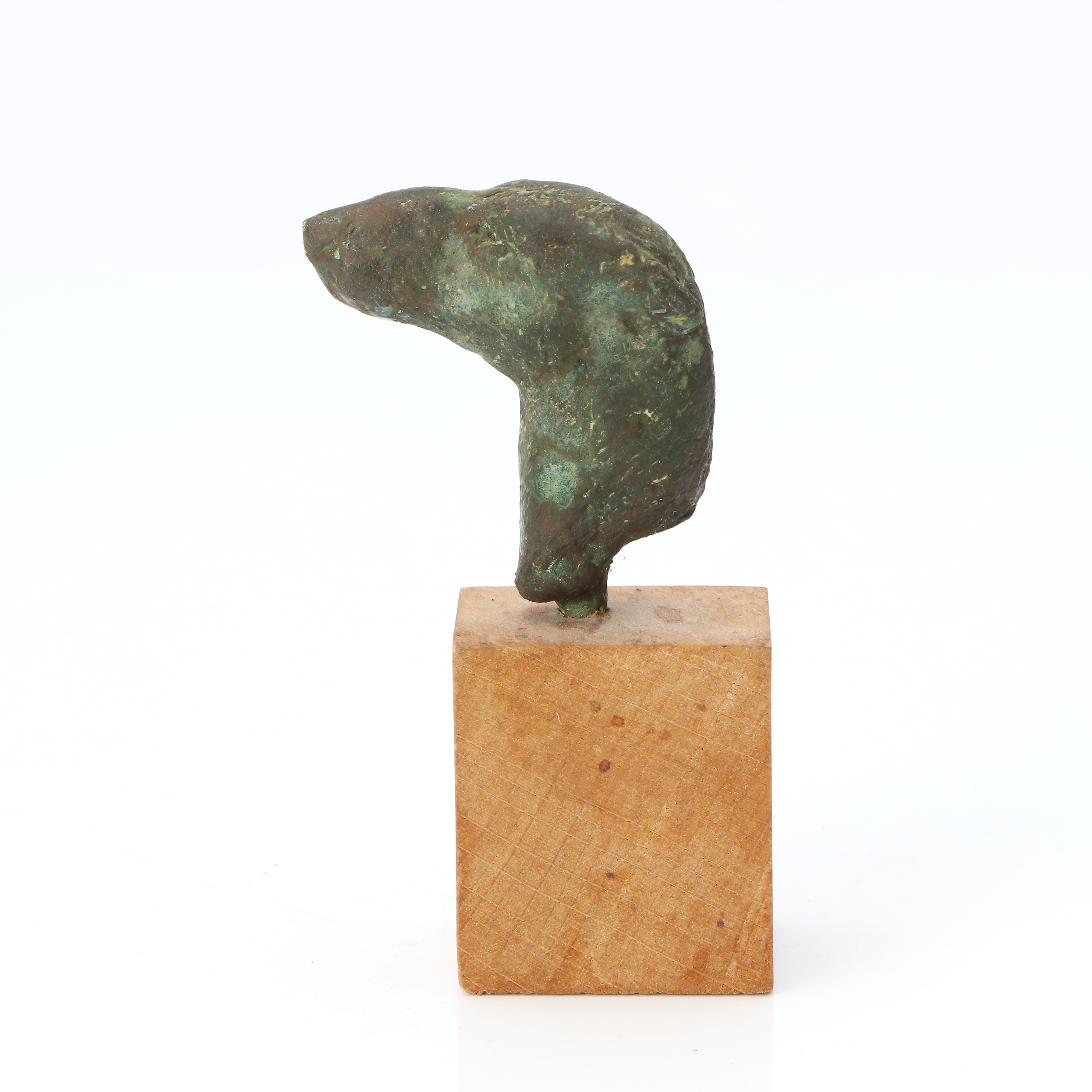LENA CEDERGREN. SKULPTUR. Patinerad brons på träsockel. Hundhuvud. Etikettmärkt undertill.